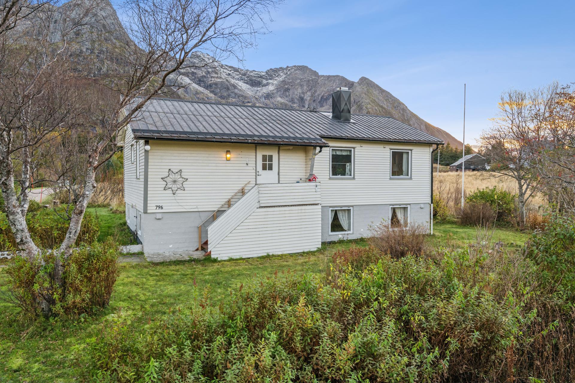 Nærområdet byr på turterreng og uberørt natur like utenfor tomtegrensen.. Bilde nummer 2 av 3