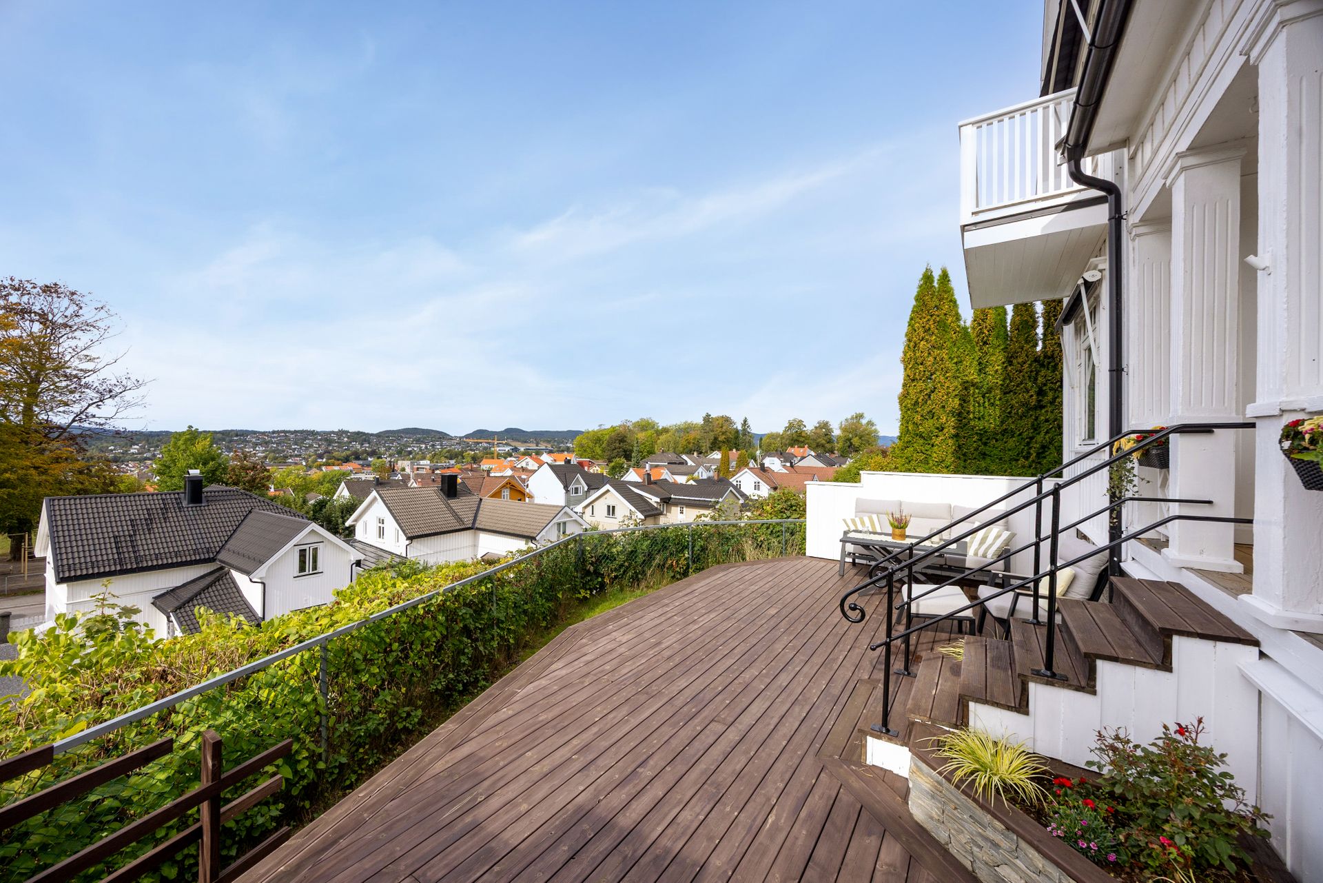 Den store treterrassen har god plass til flere sittegrupper og grill.. Bilde nummer 2 av 3