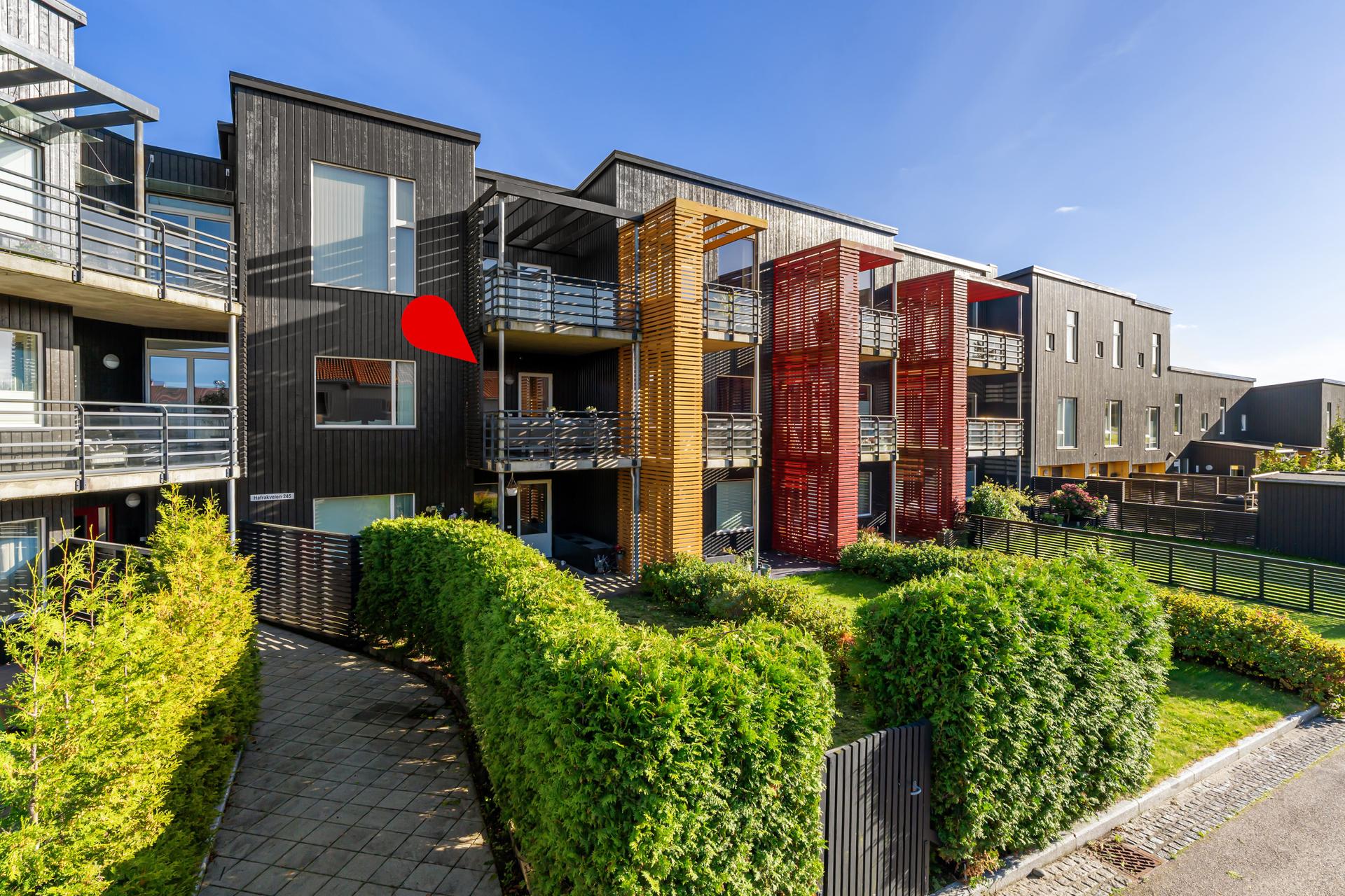 Moderne leilighet - Vestvendt og solrik terrasse - Heis - Fast parkering i lukket anlegg - Enkel tilgang til E39. Bilde nummer 2 av 3
