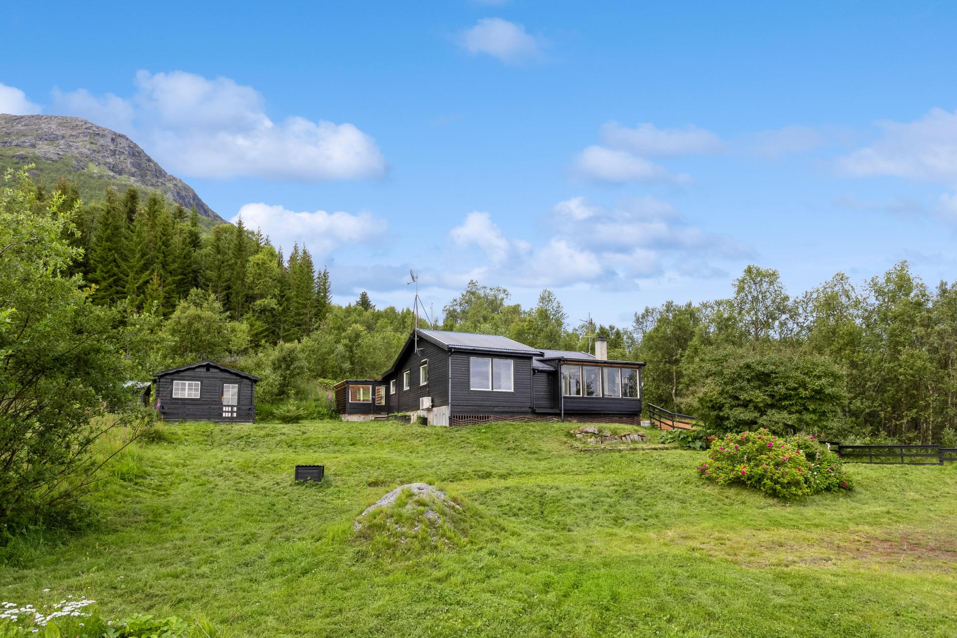 EiendomsMegler 1 v/Christer Aabø har gleden av å ønske velkommen til Fornesveien 335!
Foto: EFKT. Bilde nummer 1 av 3