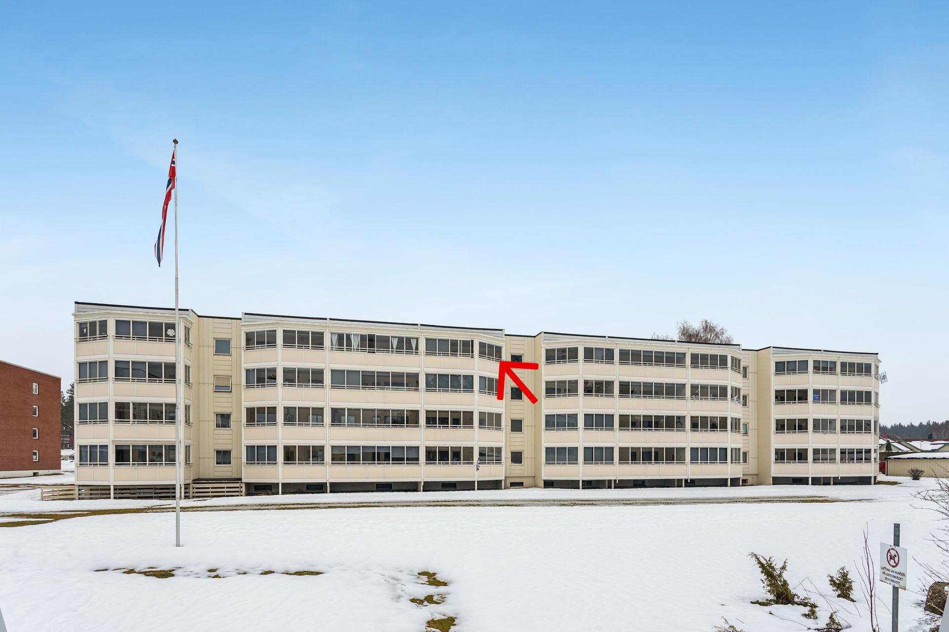 Velkommen til Grøndalsbakken 140B! Romslig 4-roms i 4. etasje med heis og innglasset balkong. Foto: Efkt (Elisabeth Gjerdingen). Bilde nummer 1 av 3