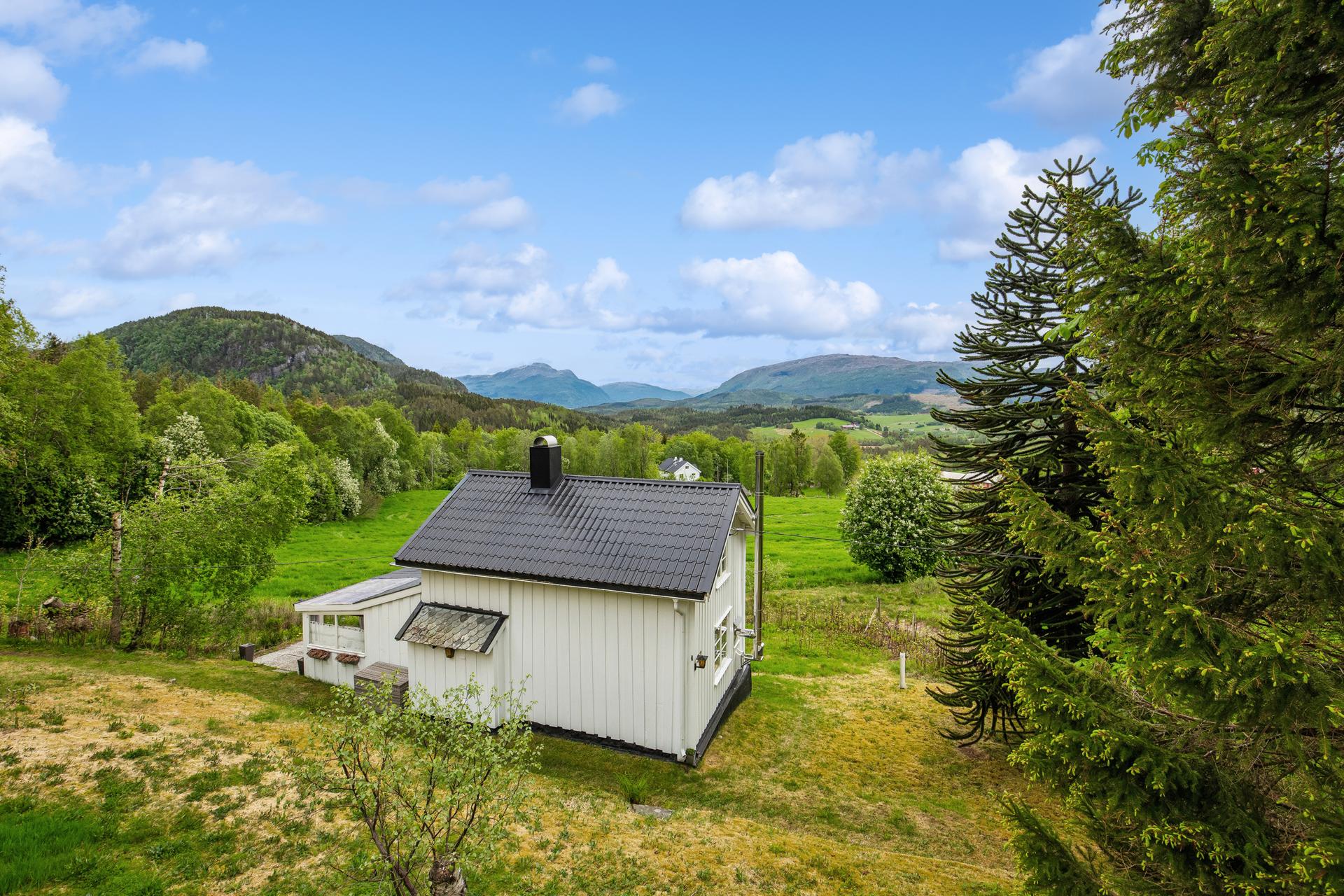 EiendomsMegler 1 v/Rune Johansen har gleden av å presentere Grimstadvegen 22! Foto: Efkt . Bilde nummer 1 av 3