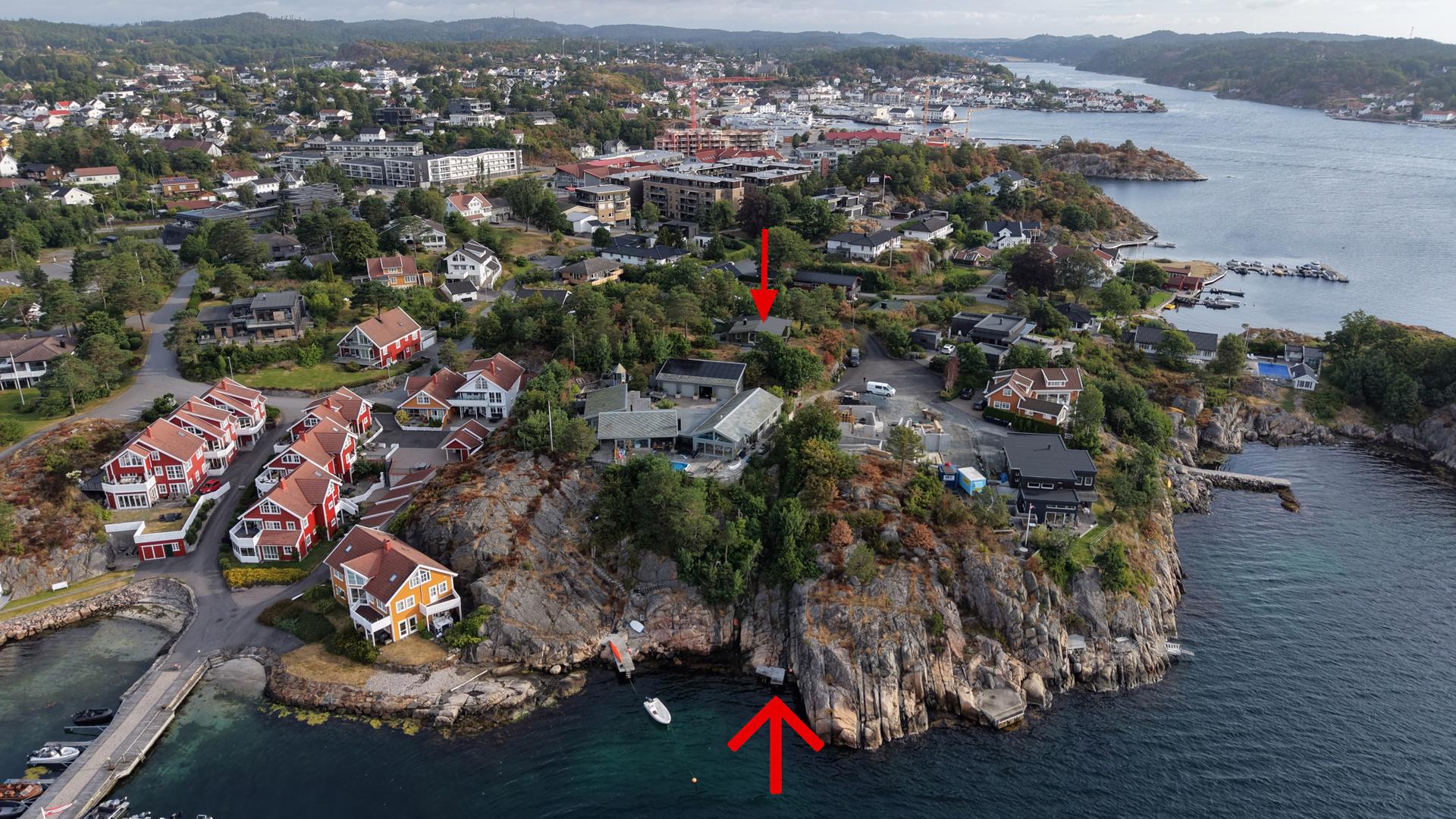 Eiendommen ligger i et meget attraktivt strøk og er regulert til bolig - Det er nydelig utsikt mot holmer og skjær i skjærgården - Egen brygge markert. Bilde nummer 2 av 3