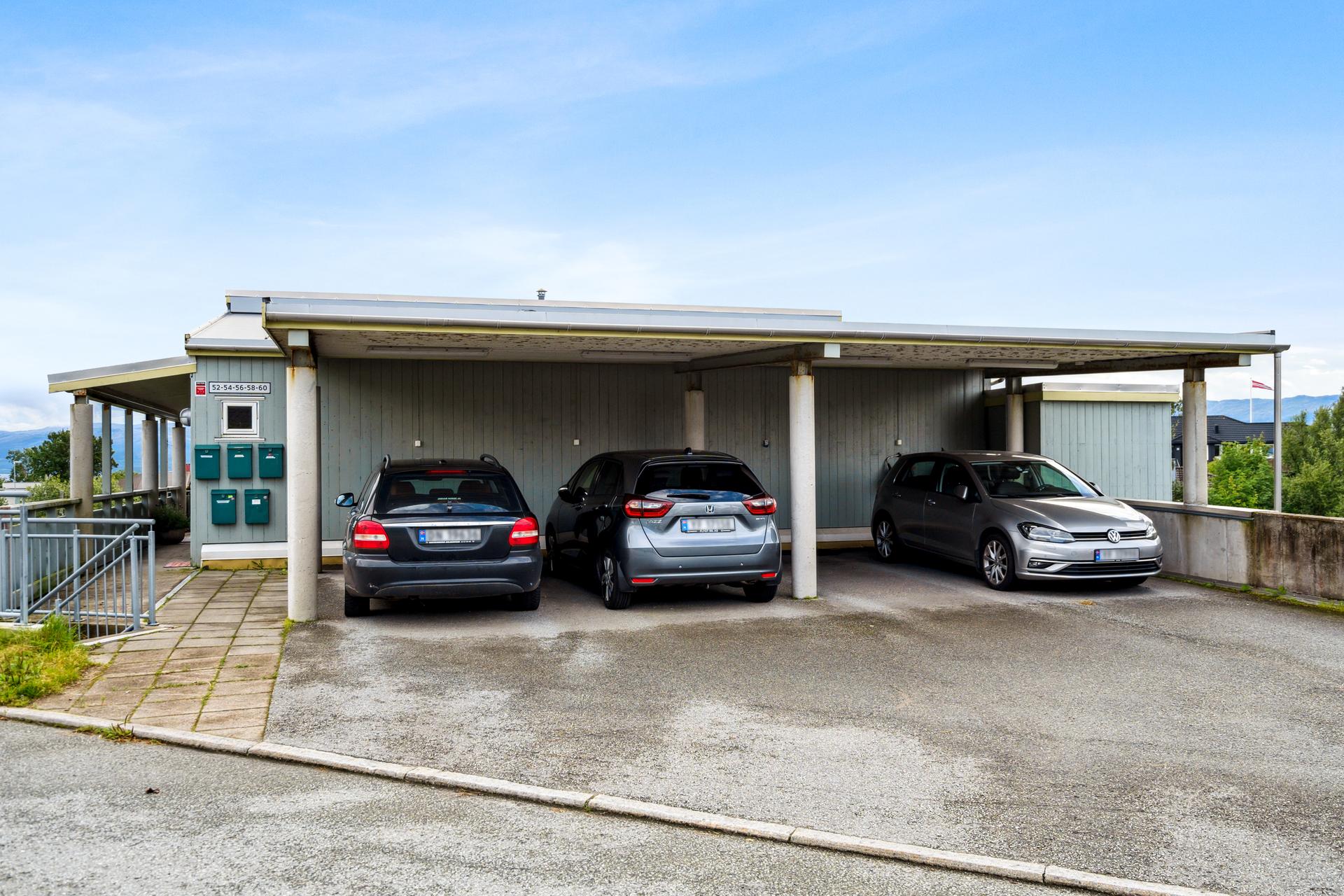 Fast parkeringsplass i Carport. Bilde nummer 2 av 3