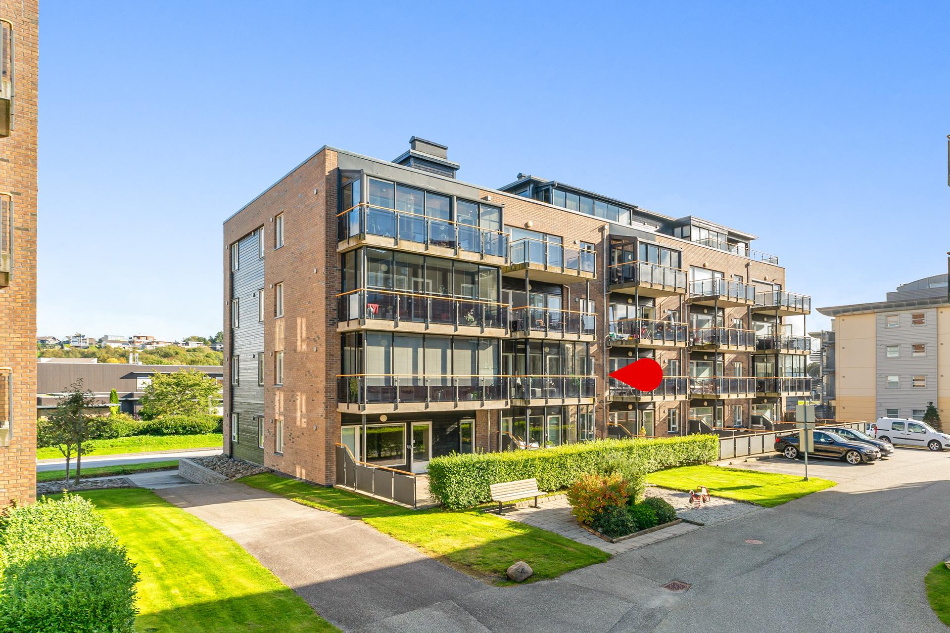 Flott leilighetskompleks med balkonger, grøntområder og lekeplass. Familievennlig beliggenhet nær fasiliteter. . Bilde nummer 3 av 3
