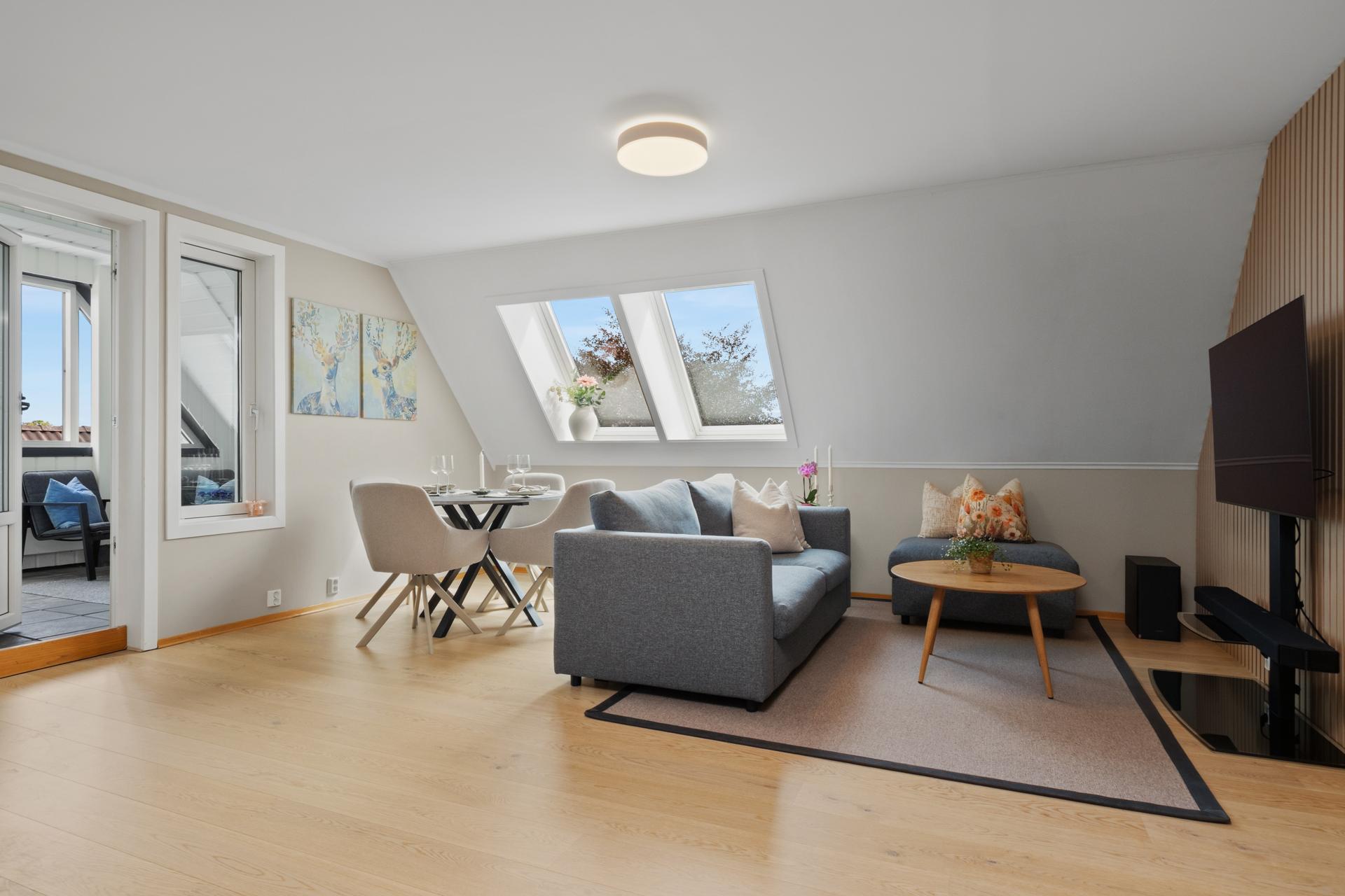 Leiligheten ligger i 3. etasje i Sameiet Teiegården. Området er etablert og rolig, med nærhet til både sentrum og natur.. Bilde nummer 2 av 3