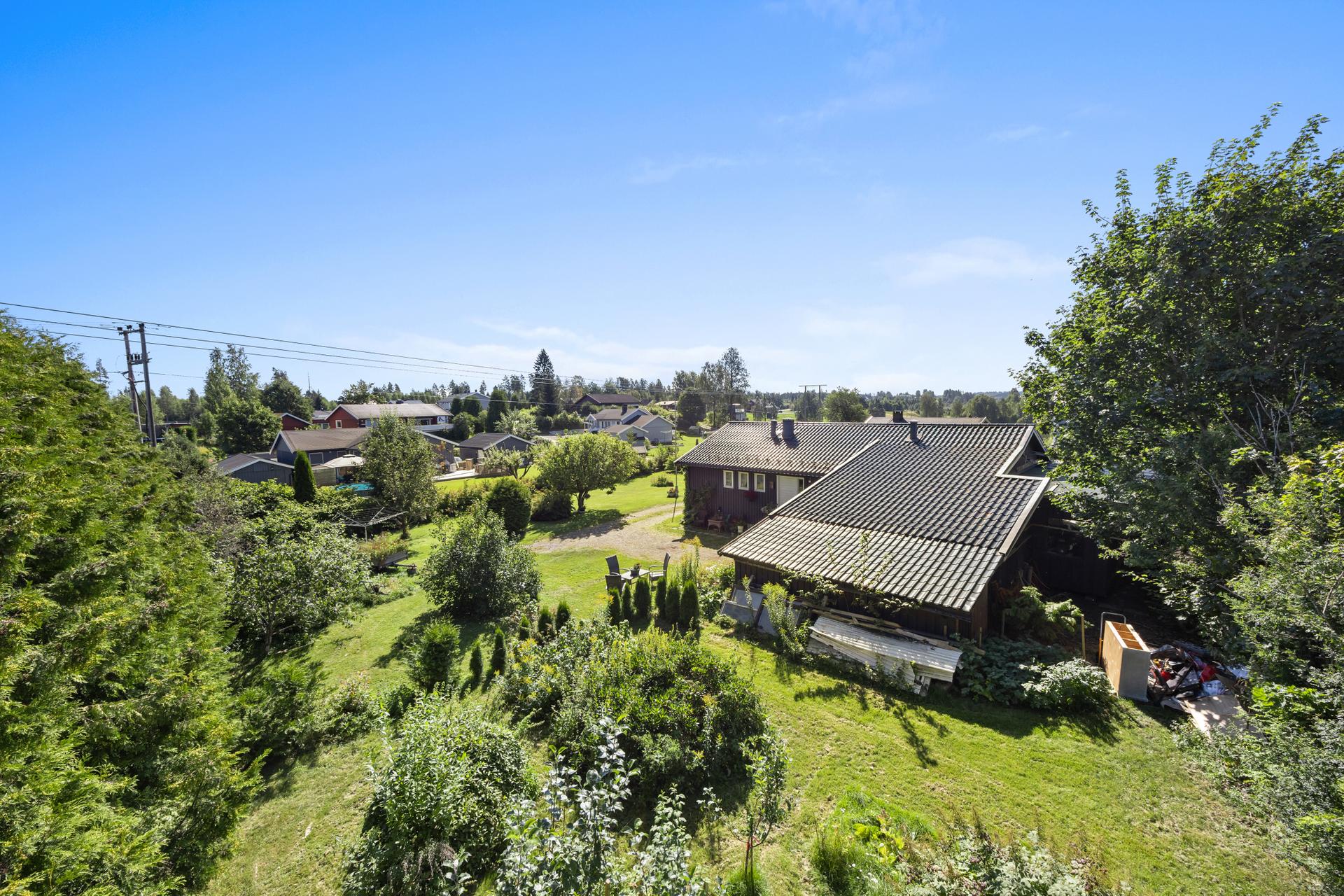 Dette er en stor og innholdsrik enebolig i et etablert og barnevennlig boligområde på Mogreina.. Bilde nummer 2 av 3