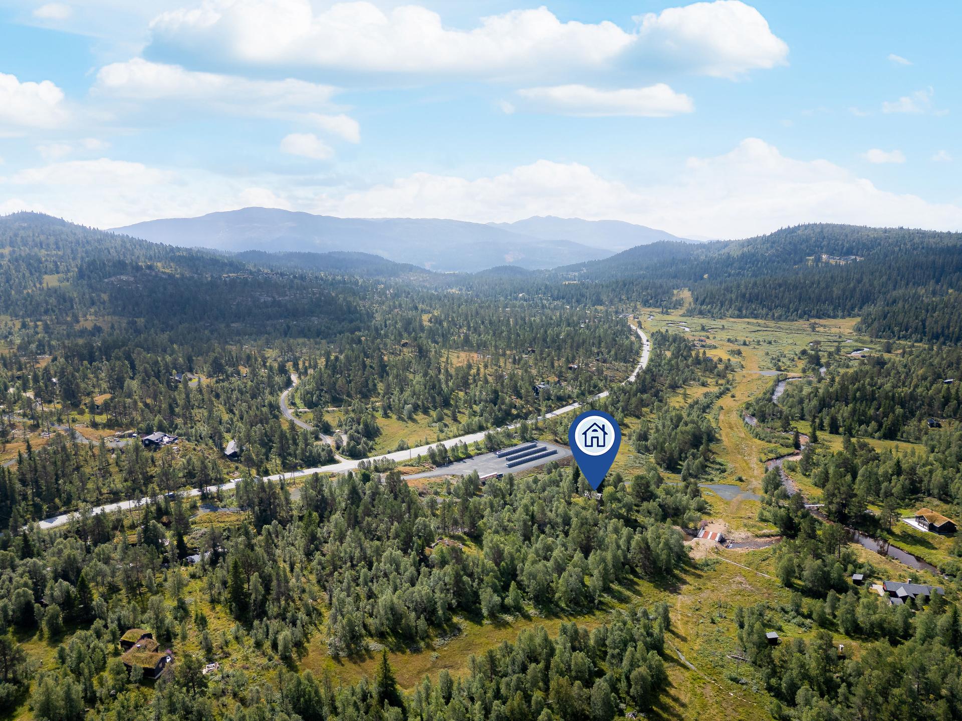 Rukkemo aust 15 ligger nydelig til i naturskjønne omgivelser ca. 780 m.o.h. Området rundt hytta har vekslende og vakker natur, sommer som vinter.. Bilde nummer 3 av 3