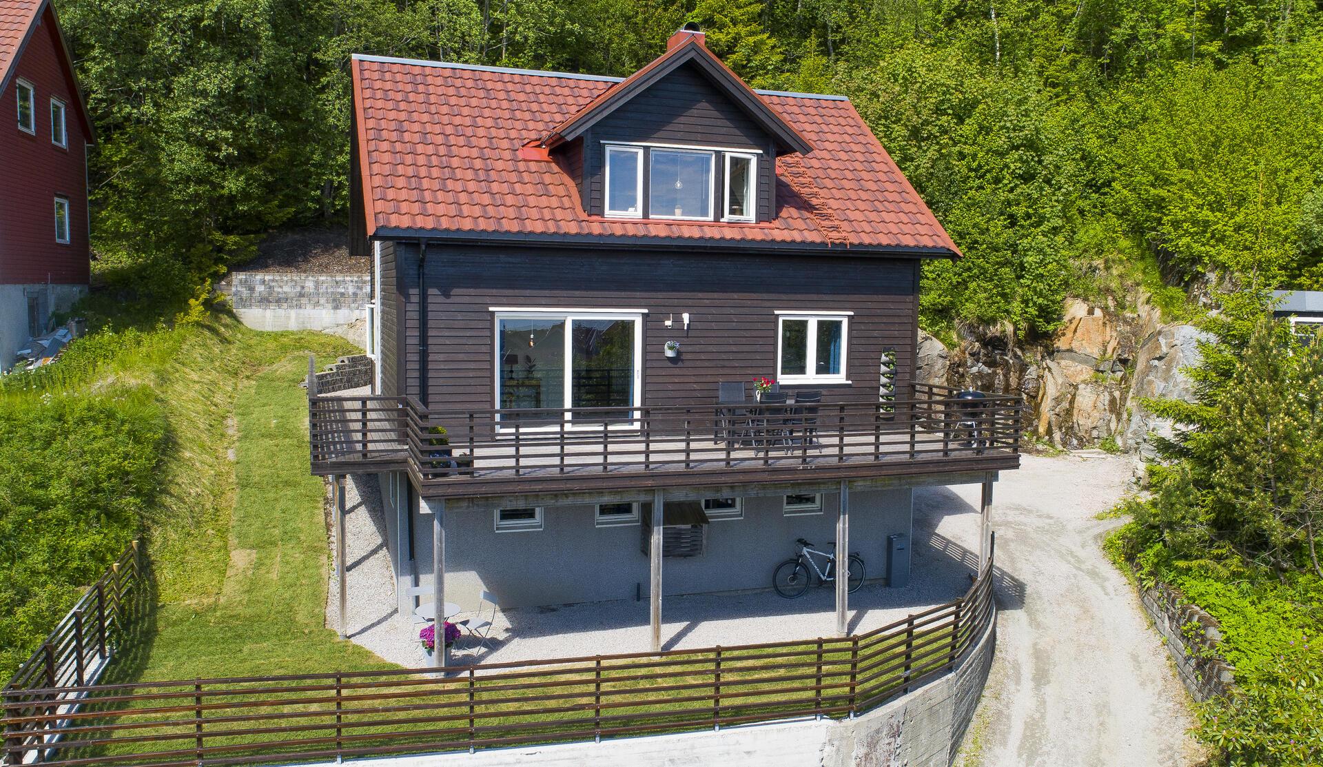 Boligen ble tilbygd, ombygd og totalrenovert i 2006, og fremstår som et attraktivt hjem med fleksible bruksmuligheter.. Bilde nummer 2 av 3