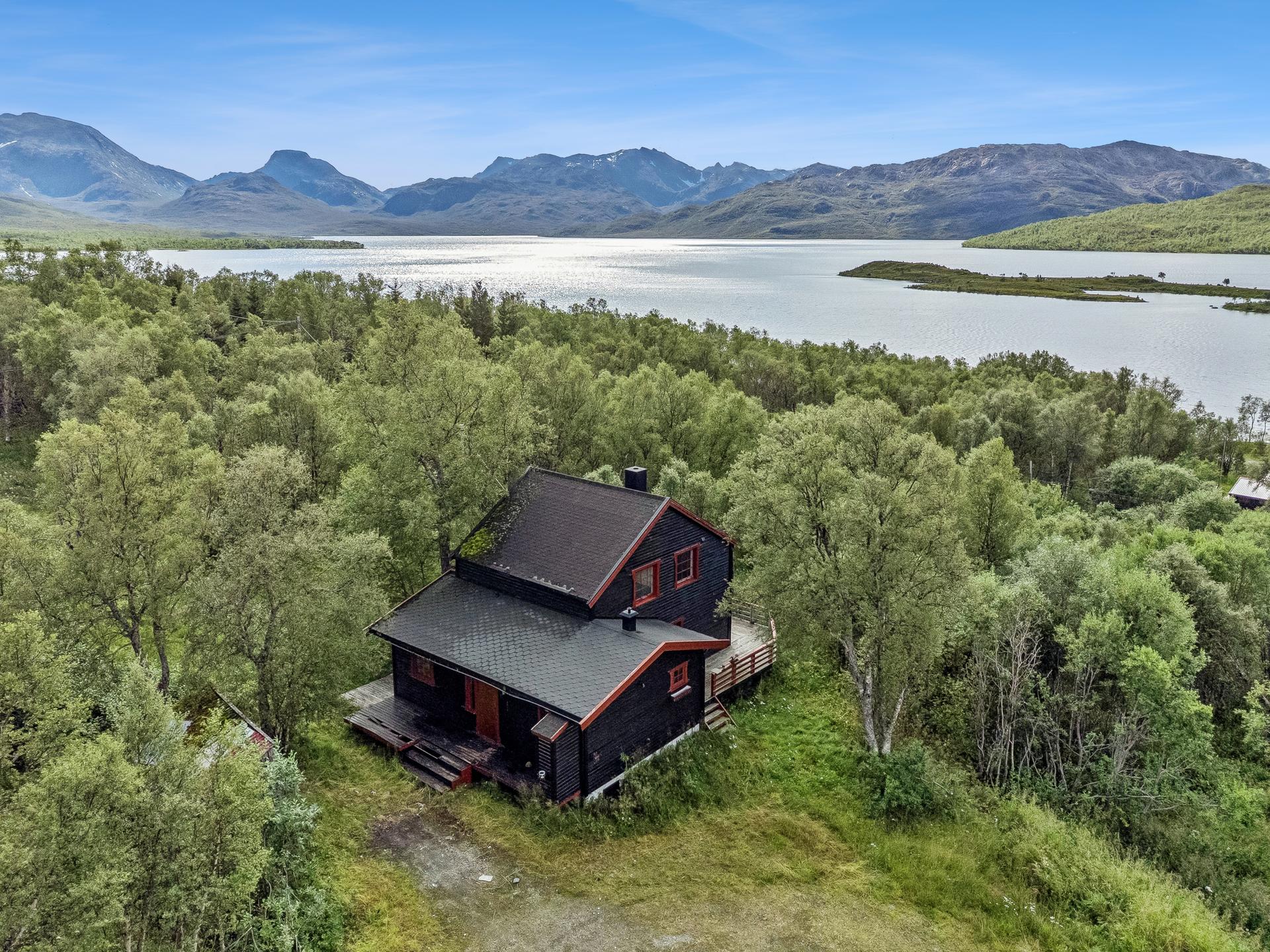 EiendomsMegler 1 v/Maja presenterer Skogsfjordveien 1299! Foto: EFKT.. Bilde nummer 1 av 3