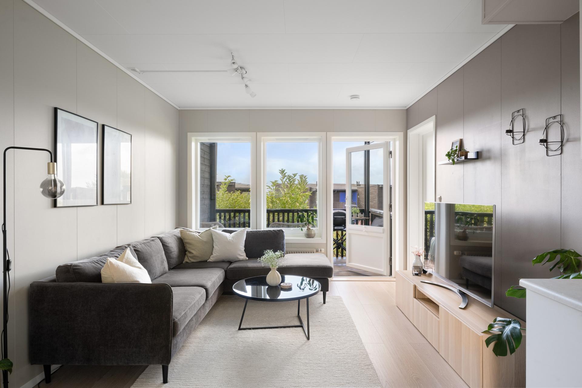 Eiendomsmegler 1 v/Oline Normann presenterer: Lys og innbydende 2-roms leilighet på bakkeplan | Vestvendt, overbygget terrasse | Parkering | Bod | Ingen forkjøpsrett. Foto: Stian Dirdal.. Bilde nummer 1 av 3