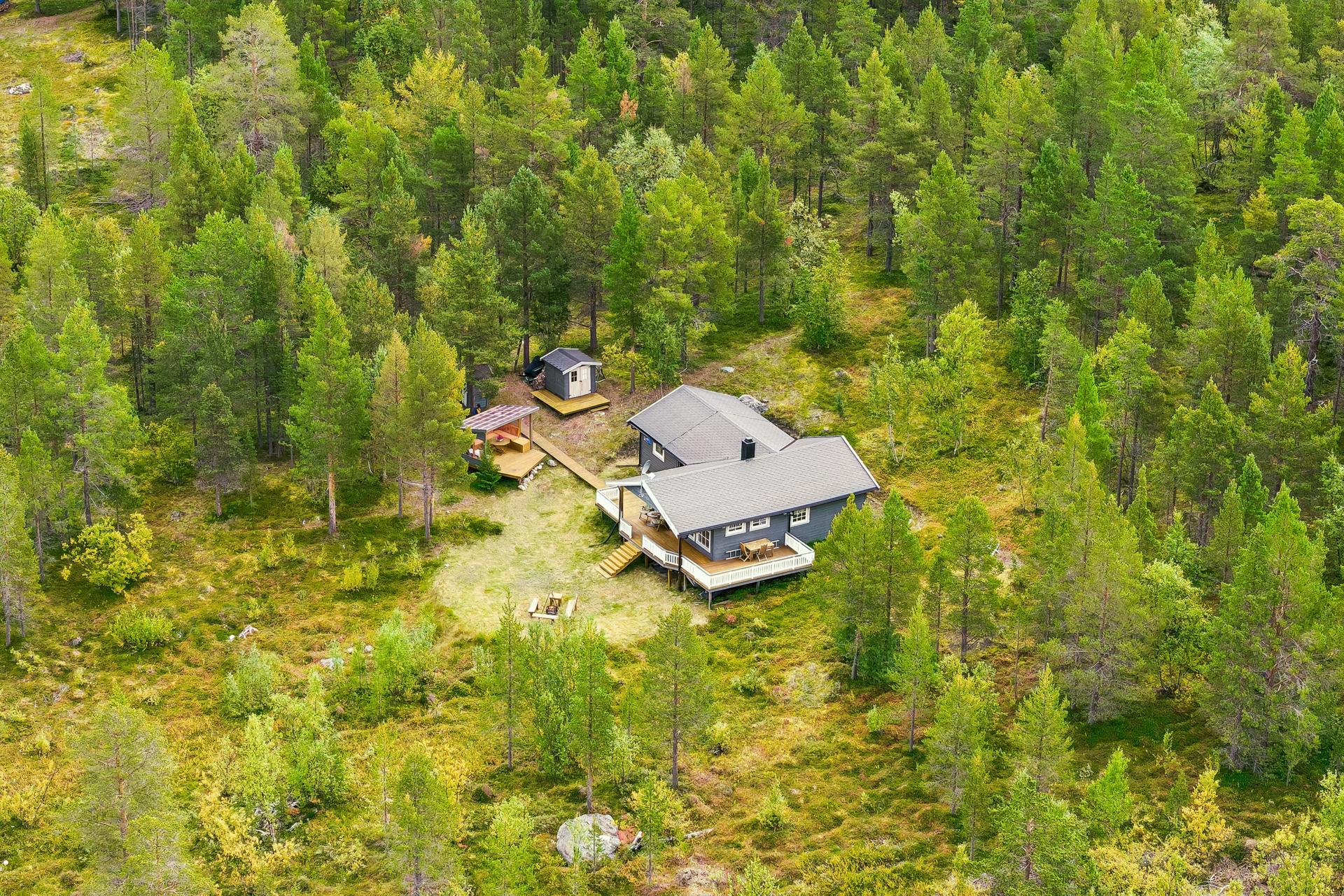 Eiendommen ligger for seg selv, omgitt av skog og natur.. Bilde nummer 2 av 3