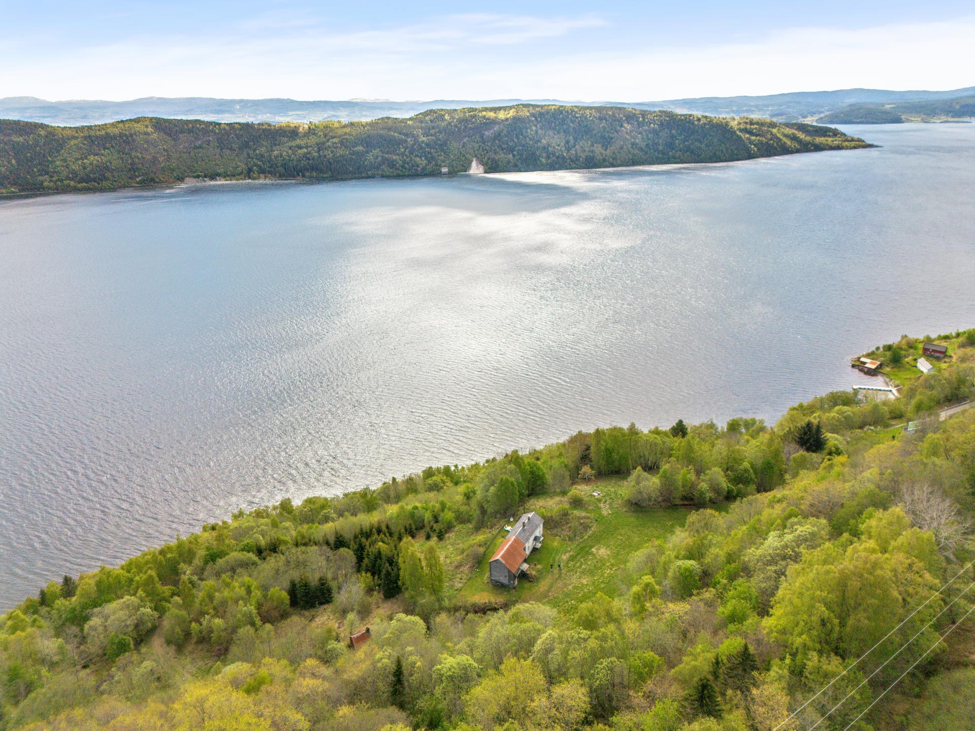 Eiendommen har en fredelig og tilbaketrukket beliggenhet i naturskjønne omgivelser i Mosvik! . Bilde nummer 3 av 3