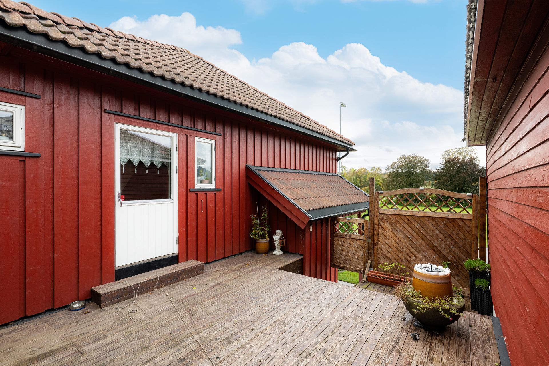 Boligen har flere hyggelige uteplasser med blant annet to markterrasser og en større terrasse med utgang fra 1. etasje.. Bilde nummer 3 av 3