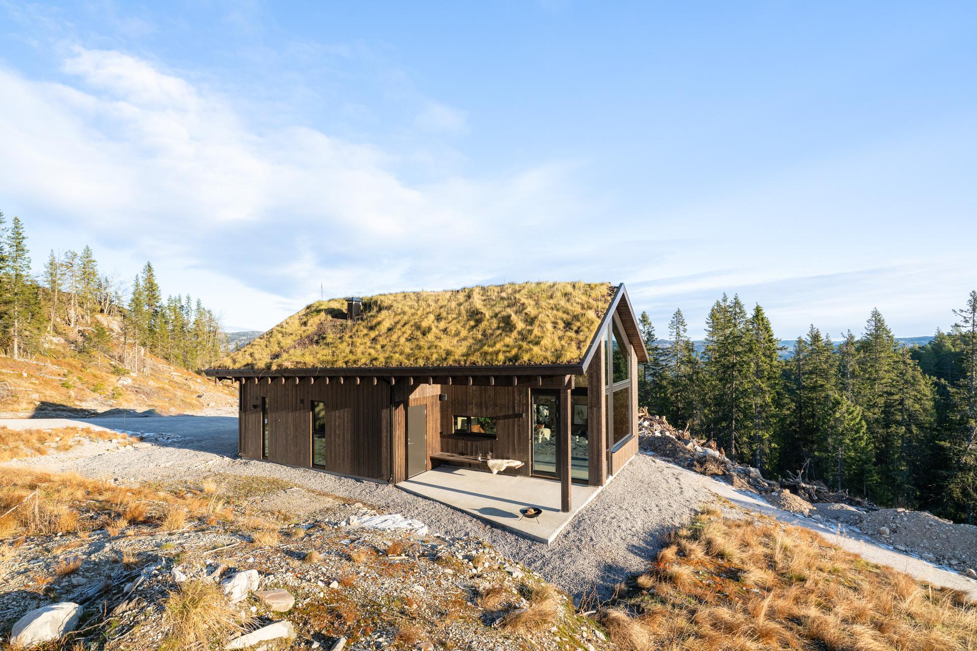 EiendomsMegler1 ved Halvor Østerli presenterer Håråldskarvegen 39! Foto: Inbovi. Bilde nummer 1 av 3