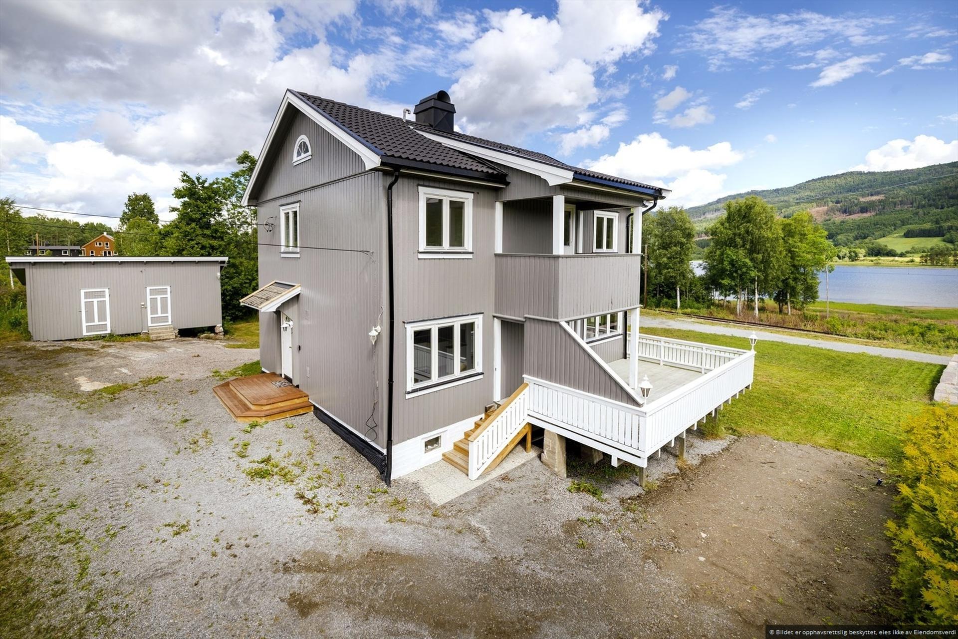 Frittliggende enebolig over to etasjer og kjeller, beliggende på en tomt på cirka to mål.. Bilde nummer 2 av 3