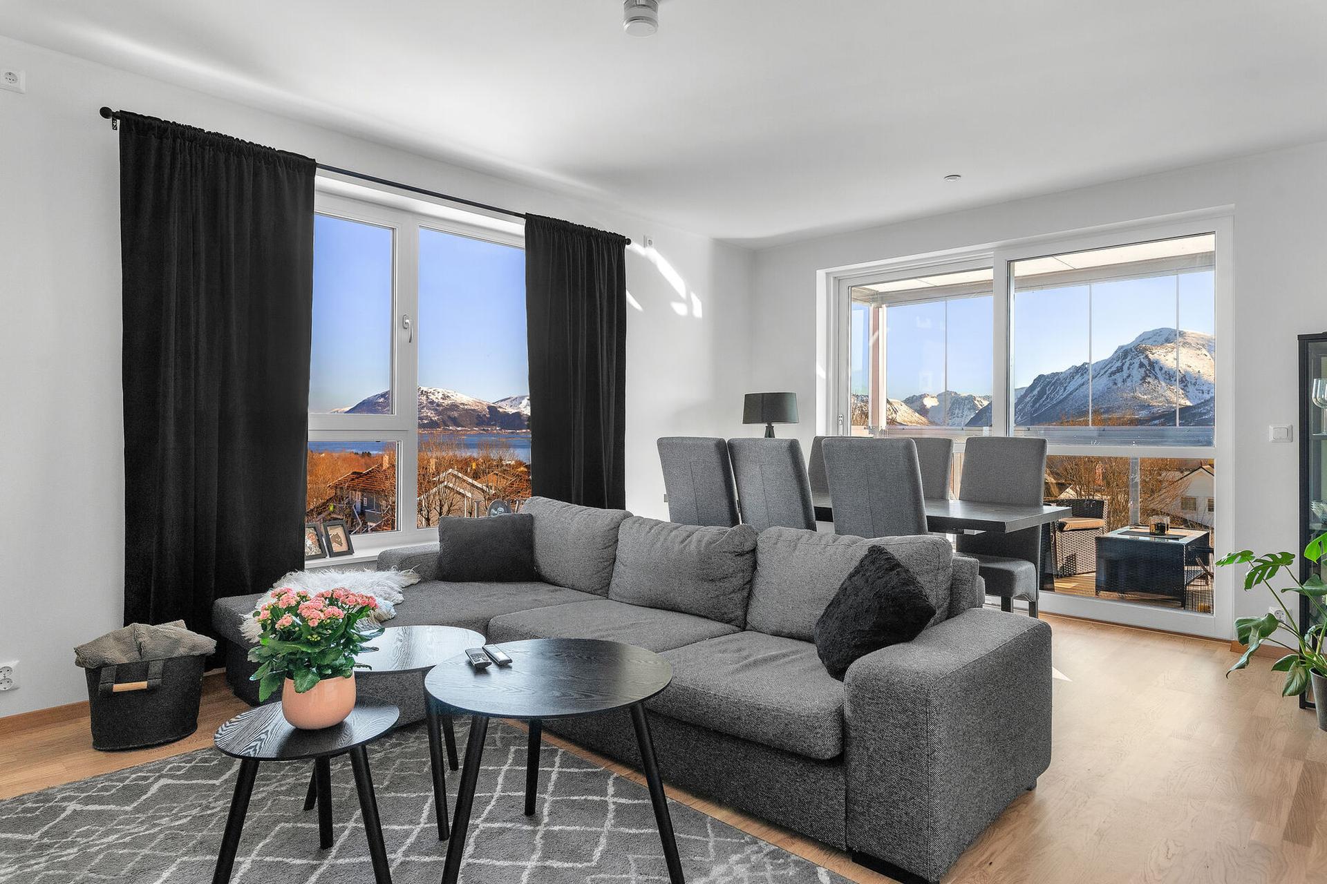 De store vinduene slipper inn naturlig dagslys i tillegg til en nydelig utsikt mot sjø og fjell. Foto: Lunde Images AS. Bilde nummer 2 av 3