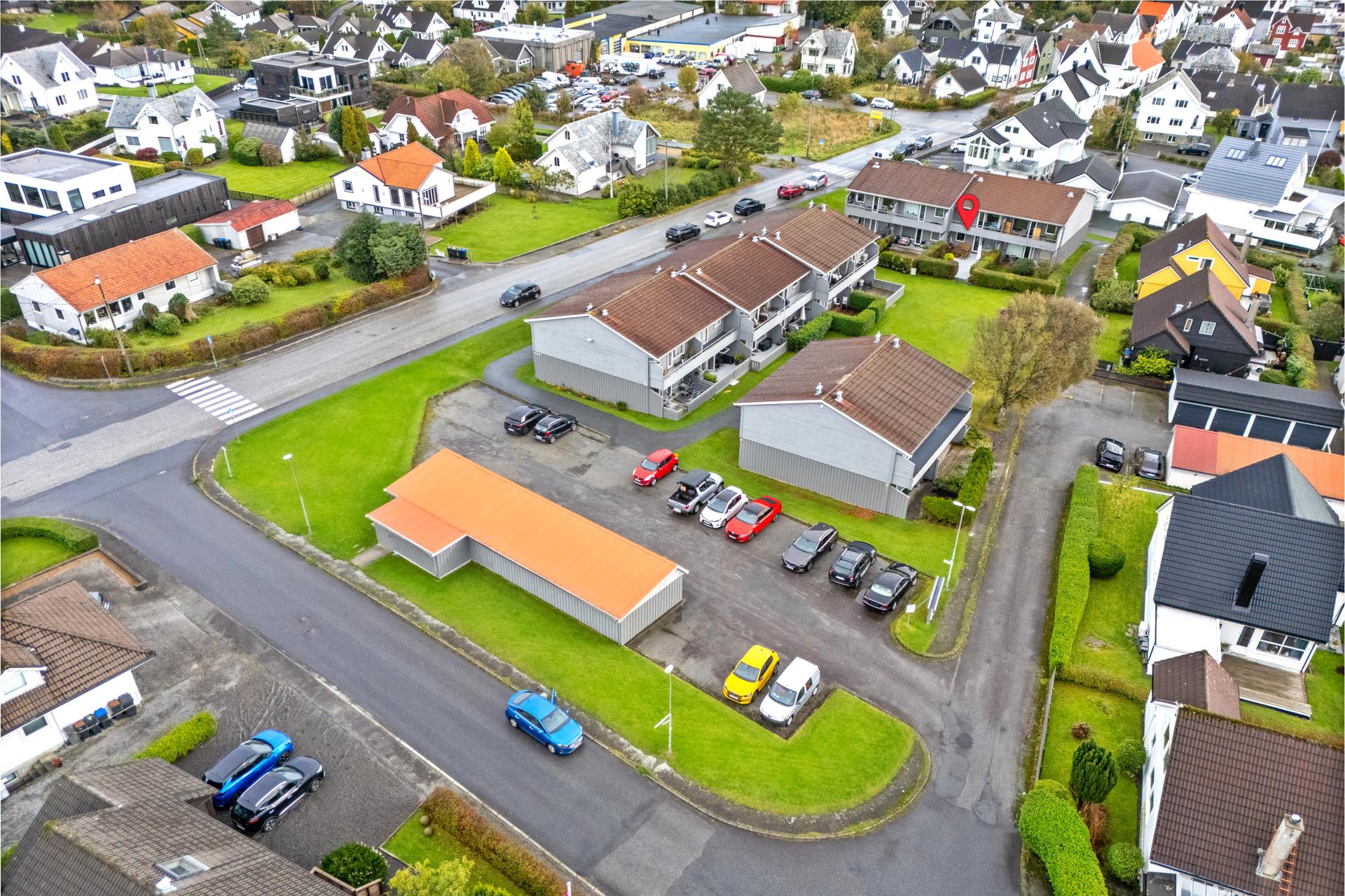 Andelsleilighet i første etasje med terrasse og pent opparbeidede fellesarealer.. Bilde nummer 2 av 3