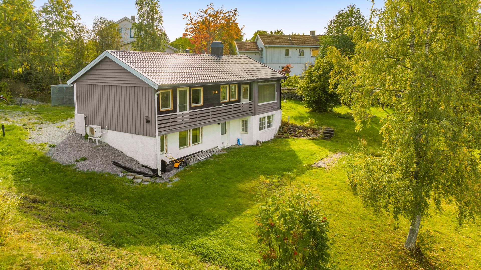 Innholdsrik enebolig over to plan med romslig tomt og uteplasser på flere sider.. Bilde nummer 2 av 3