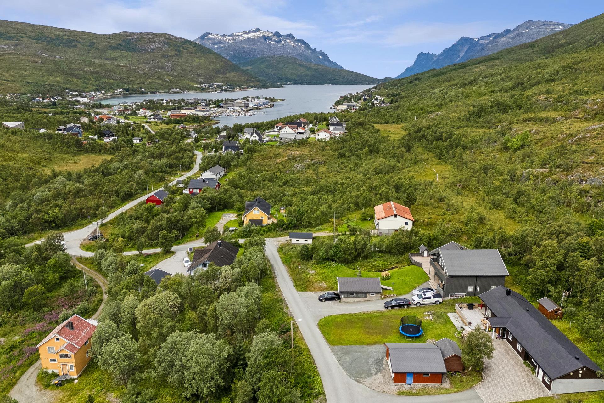 Fra eiendommen er det kort vei til Kaldfjord skole og flere barnehager.. Bilde nummer 2 av 3