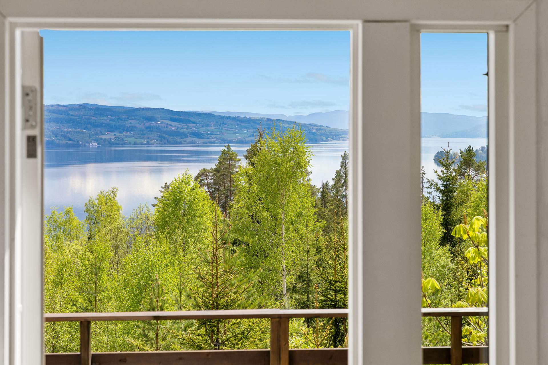 Fritidsbolig med strøm fra solcelleanlegg og en stor, sørvendt terrasse med nydelig utsikt mot Randsfjorden.. Bilde nummer 2 av 3
