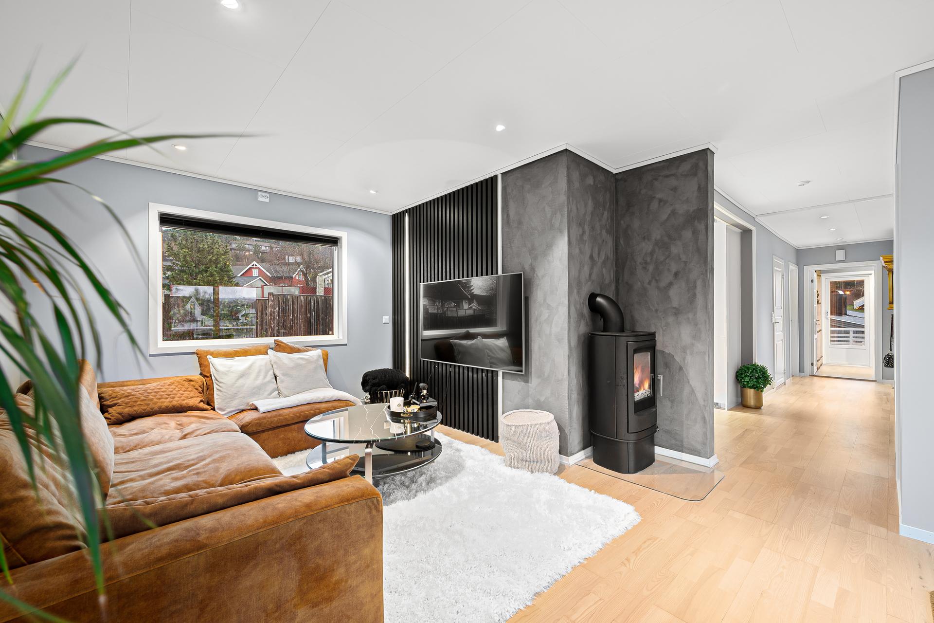 Boligen består av 2.etasje og loft, og har store oppholdsrom som er lett å innrede. . Bilde nummer 2 av 3