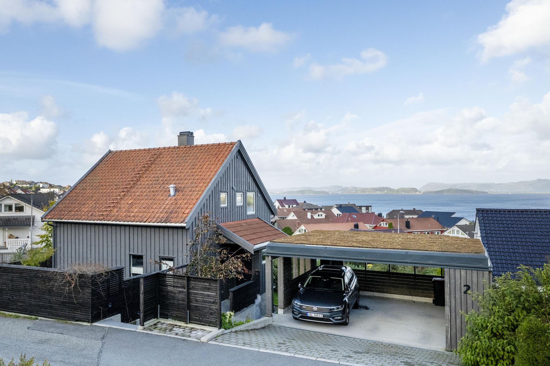Betydelig oppgardert enebolig over tre plan med fjordutsikt og dobbel carport fra 2024.. Bilde nummer 2 av 3