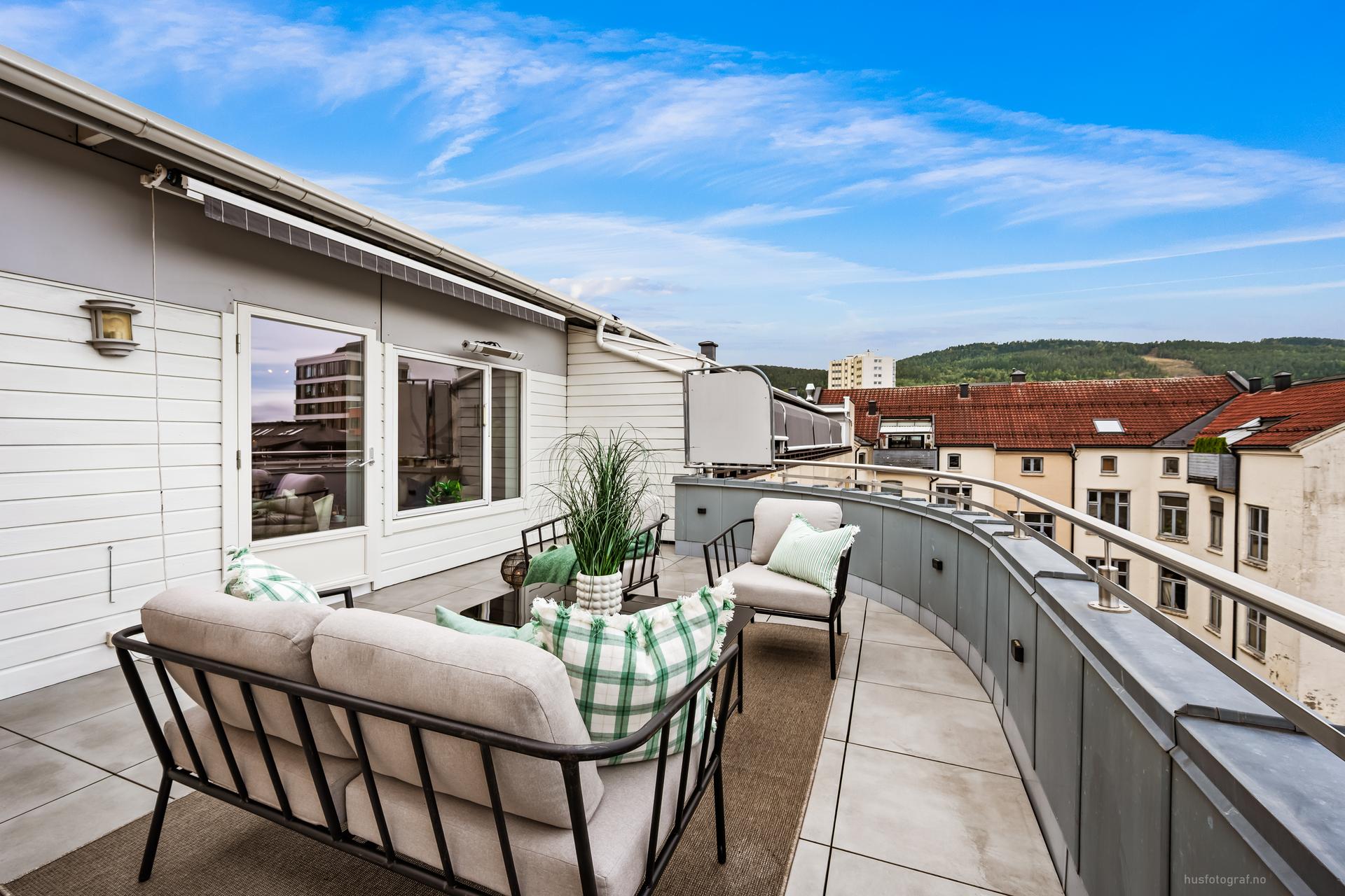 Toppleilighet med heisadkomst og en romslig, flislagt vestvendt terrasse med utsikt mot åsene og gode solforhold.. Bilde nummer 2 av 3