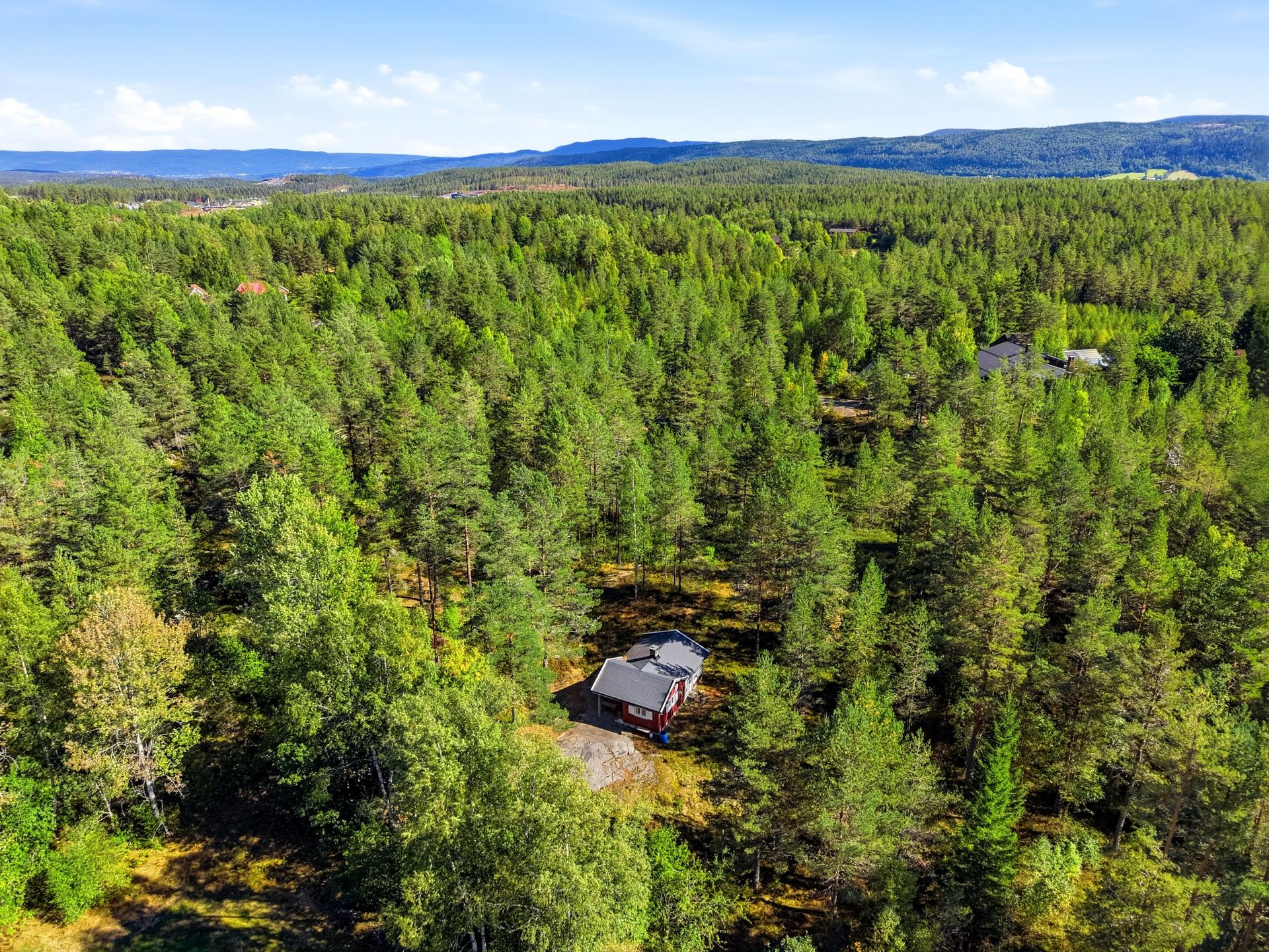 Frittliggende hytte over ett plan, etablert på en usjenert naturtomt.. Bilde nummer 2 av 3