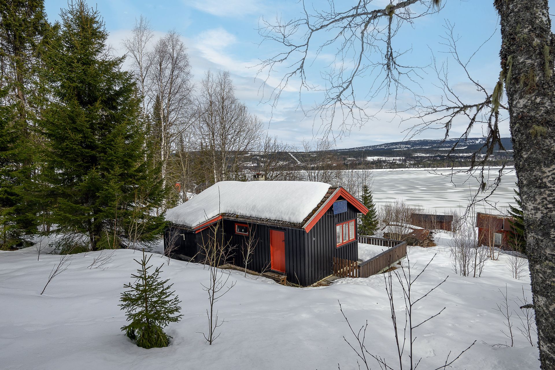 Velkommen til Sjusjøvegen 1063, 1067 Og 1069! En sjelden fritidseiendom med attraktiv beliggenhet i rolige omgivelser, hvor tomten grenser direkte ned mot Nord-Mesna. Foto: Lars Marius Bækkevold. Bilde nummer 1 av 3