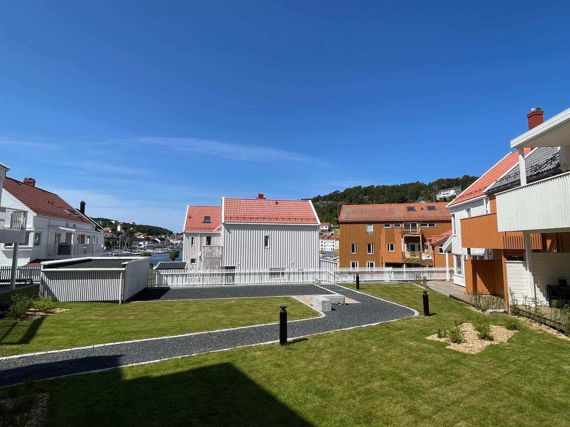 Felles bilfrie grøntområder gir en ekstra frihet for både barn og voksne.. Bilde nummer 2 av 3