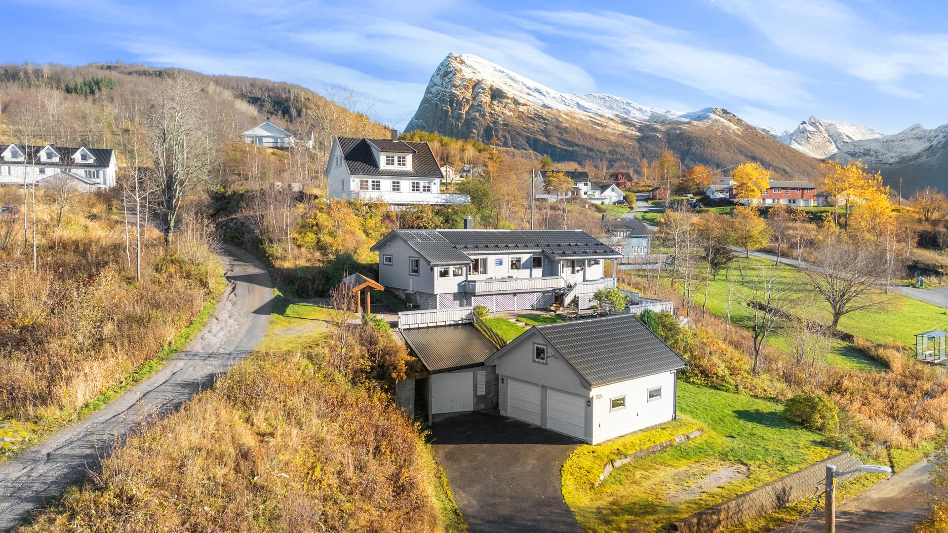 Enebolig over ett plan med frittstående dobbelgarasje og utsikt mot fjorden.. Bilde nummer 2 av 3