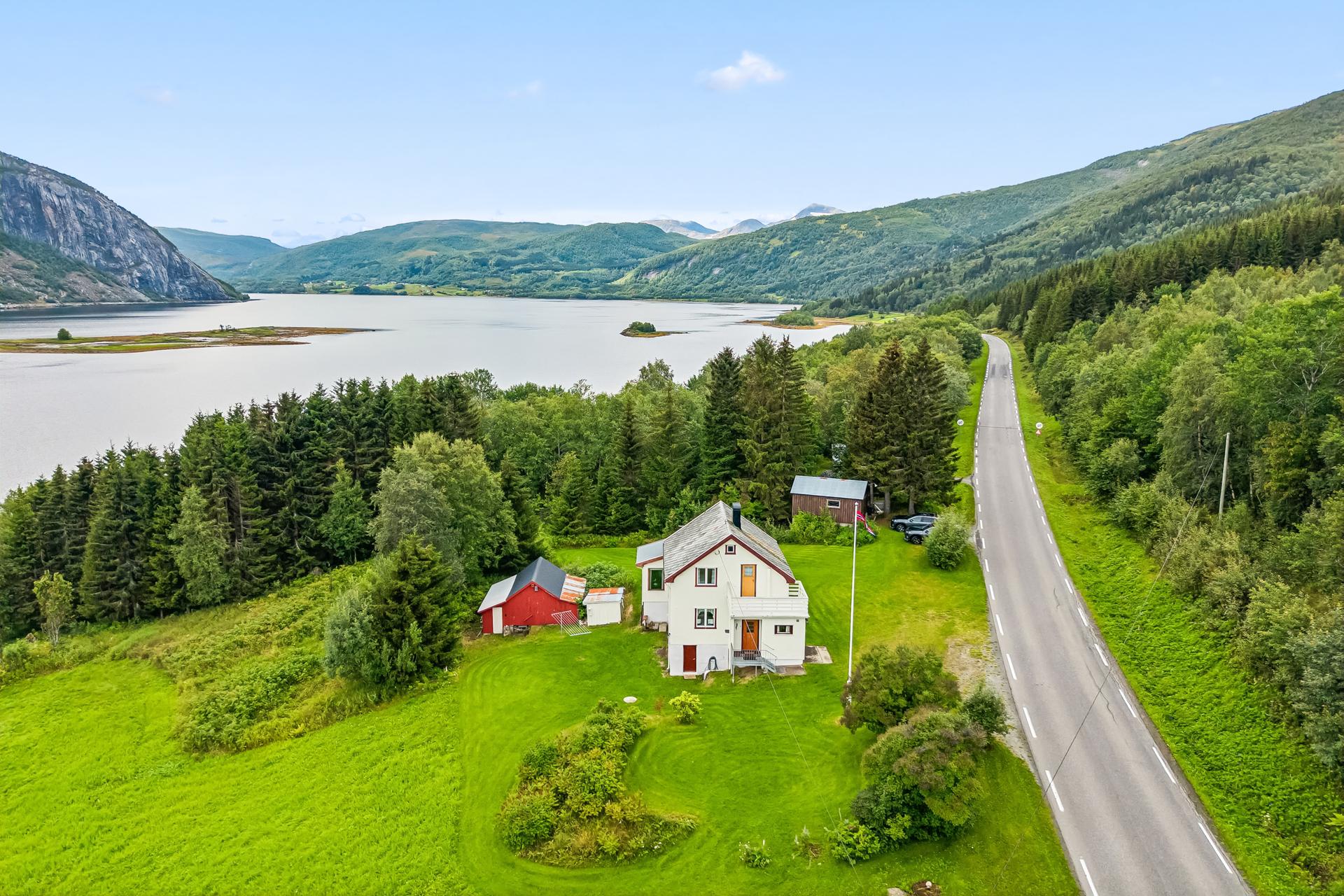 Enebolig med stor tomt på nesten 2 mål, garasje og uthus. . Bilde nummer 2 av 3