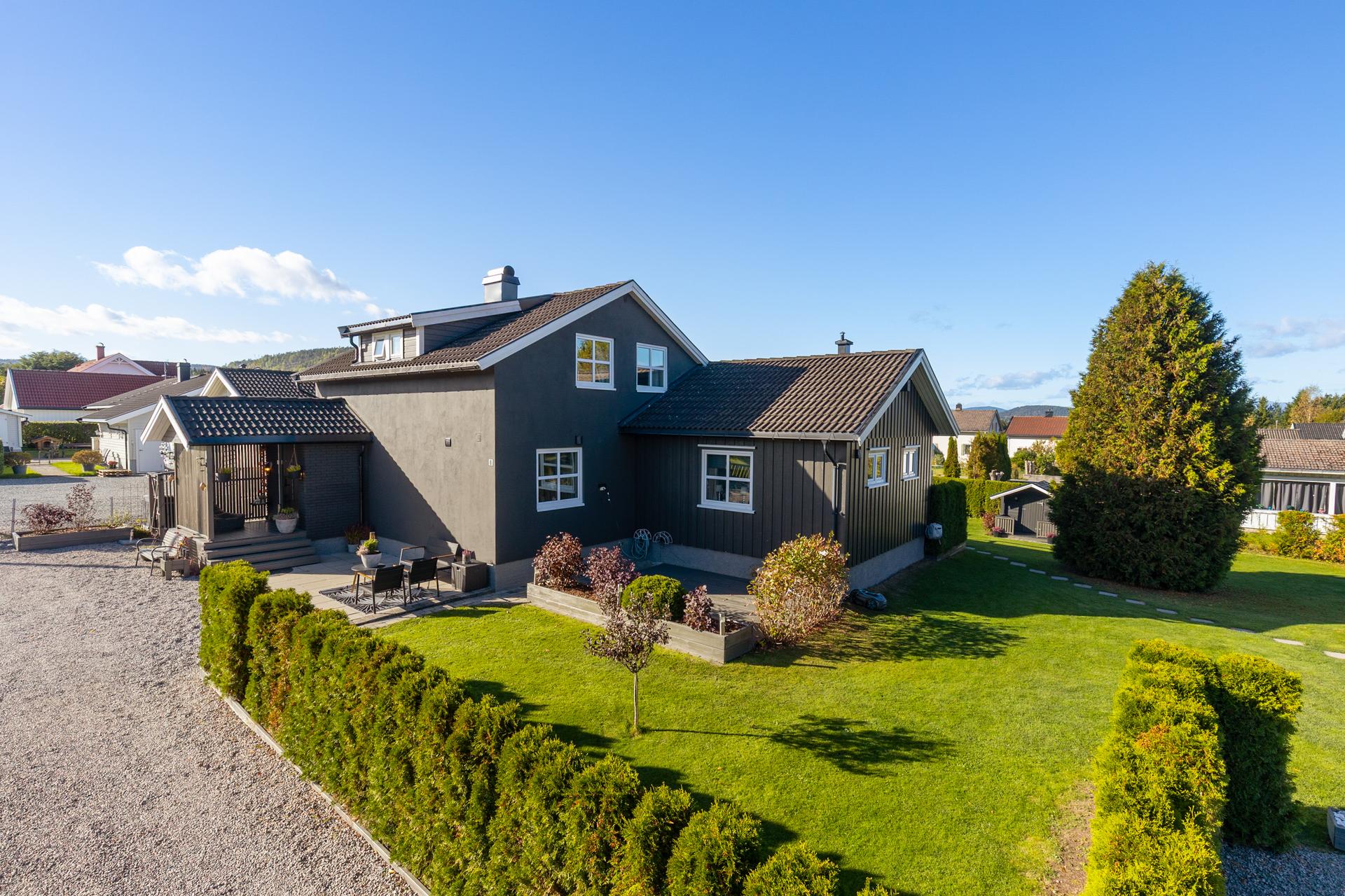 Apalvegen 6 ligger fint og barnevennlig til på Haugjordet/ Berget på Ulefoss. Boligen ligger ca. 500 m fra Herregårdshavna barnehage, og like i nærheten finner du også Fagerli barnehage og Holla 10-årige skole.. Bilde nummer 2 av 3