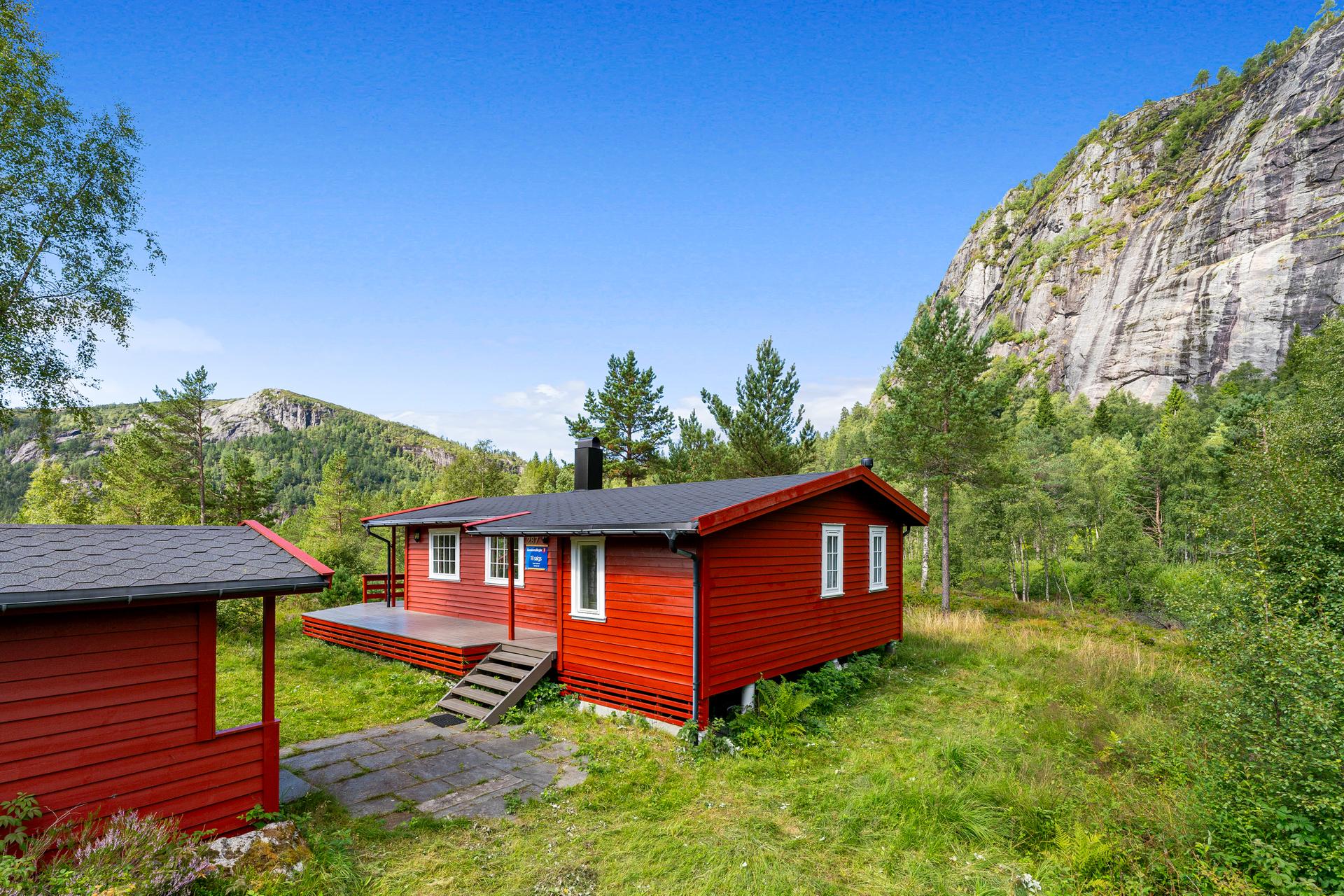 Her bor du med umiddelbar nærhet til flotte turmuligheter i skog og fjell.. Bilde nummer 3 av 3