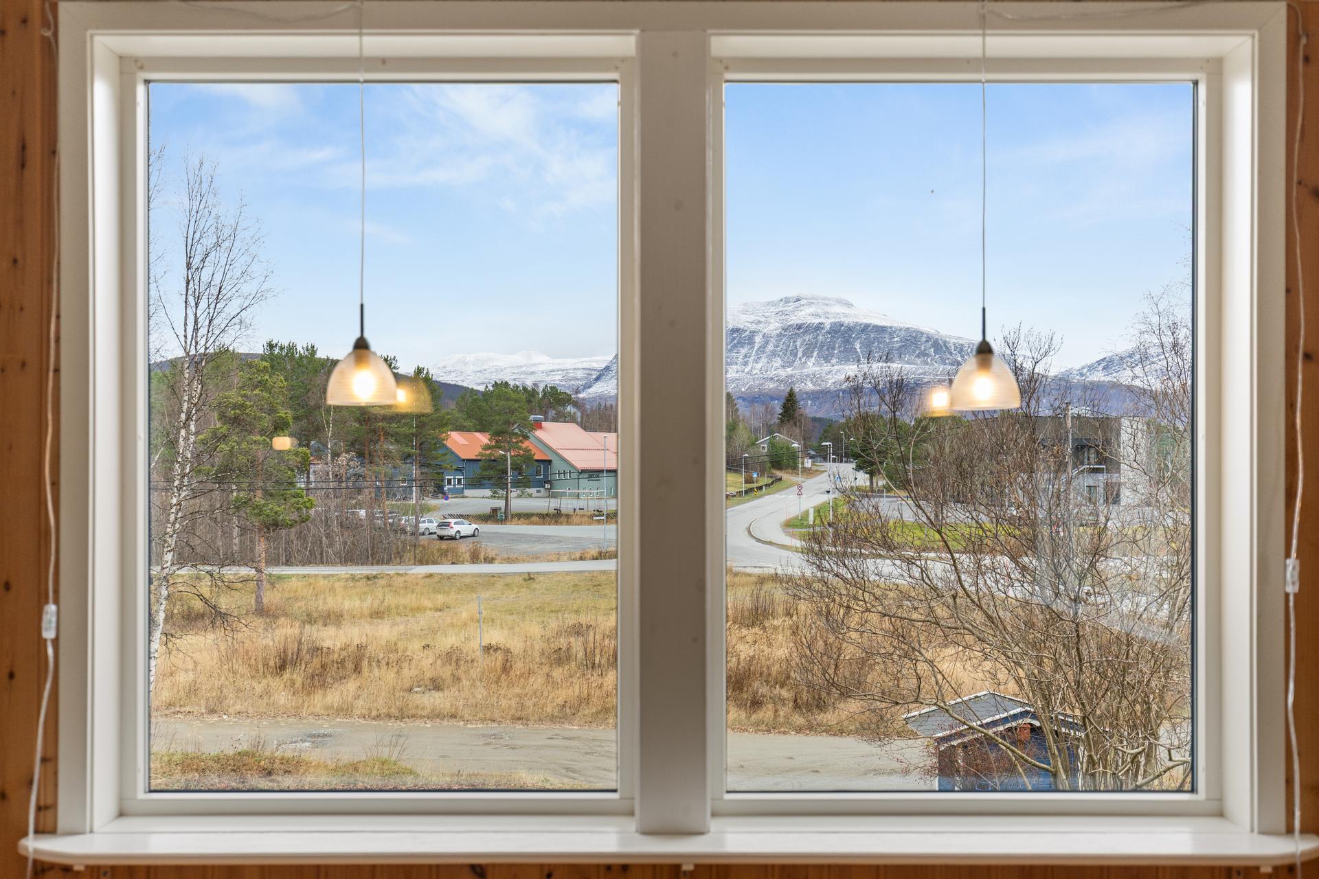 Fin fjellutsikt kan nytes direkte fra stuen.. Bilde nummer 3 av 3