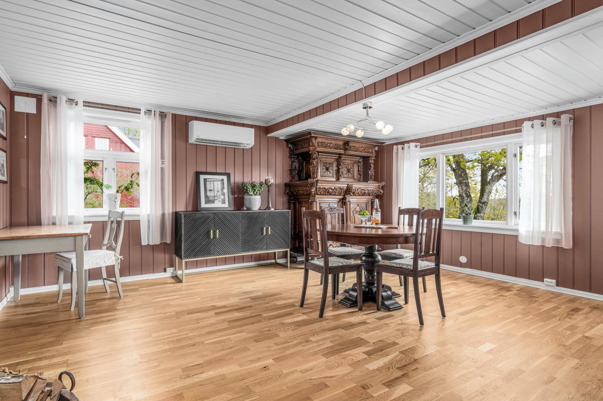 Boligen har en stor og lys stue oppdelt i 3 store soner. Det er god plass til både stort spisebord, og flere sittegrupper. . Bilde nummer 3 av 3