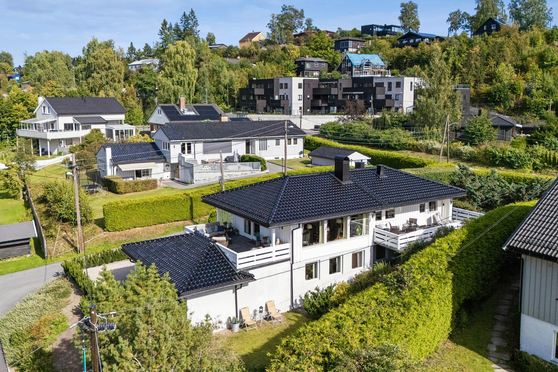 Dette er en flott og innholdsrik enebolig over to plan beliggende i et etablert nabolag med kort vei til alt du trenger.. Bilde nummer 2 av 3