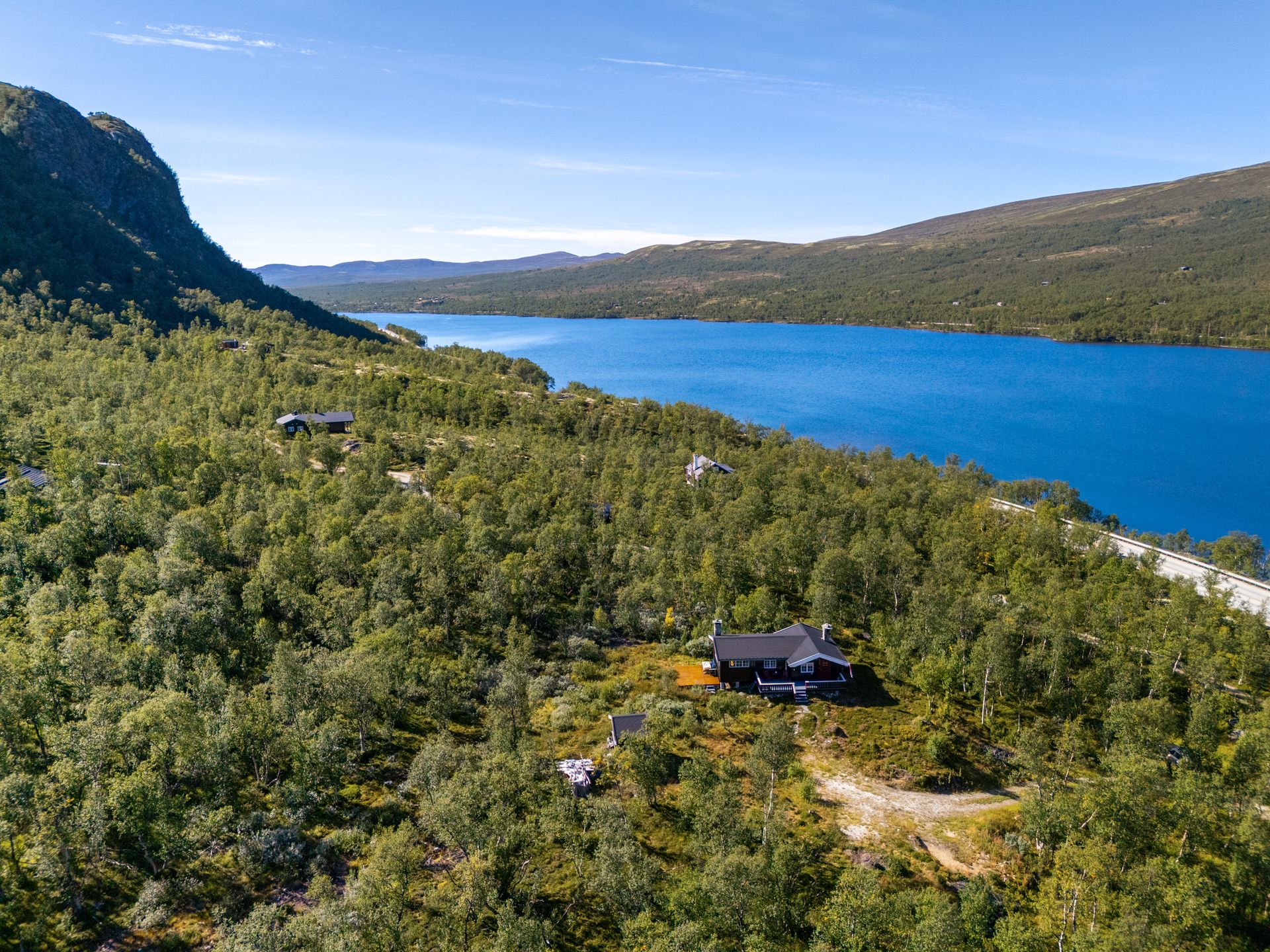 Fritidseiendommen ligger like i nærheten av Vålåsjøen på Dovrefjell.. Bilde nummer 2 av 3