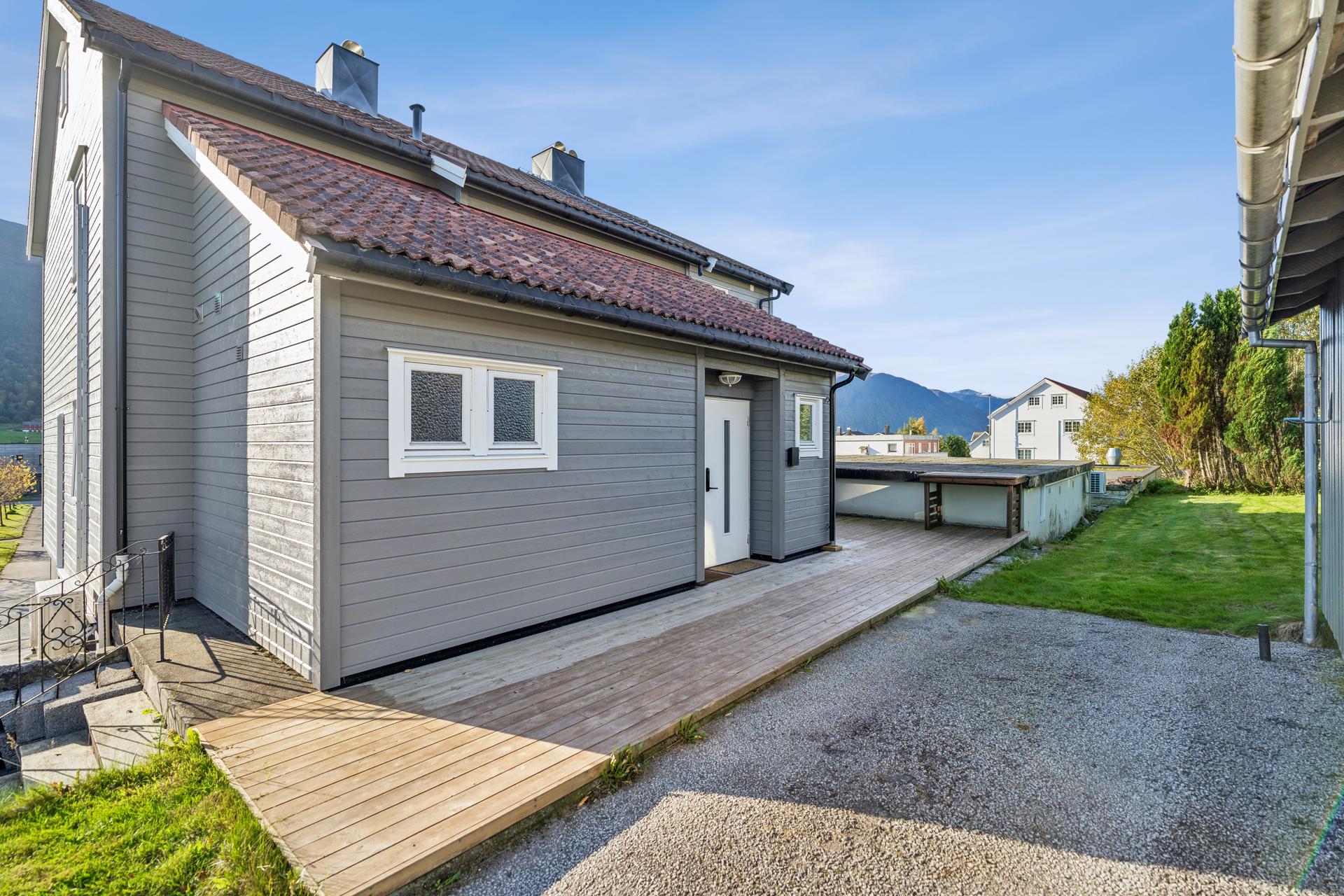 Boligen går over to plan og har 198 m² innvendig bruksareal, med romslige oppholdsrom og flere oppgraderinger.. Bilde nummer 3 av 3