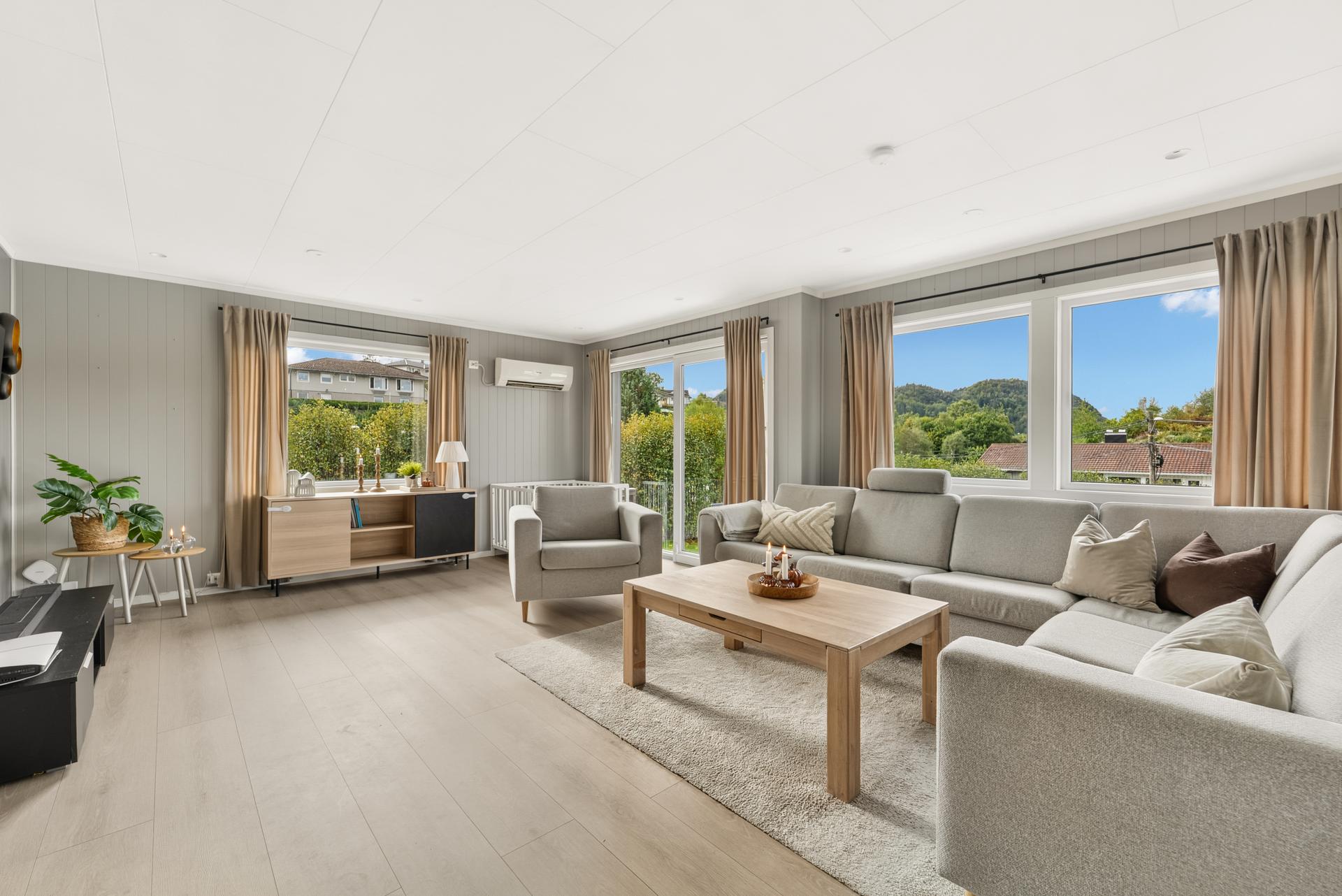 Stuen har downlights i himlingen og utgang til veranda via skyvedør.. Bilde nummer 3 av 3