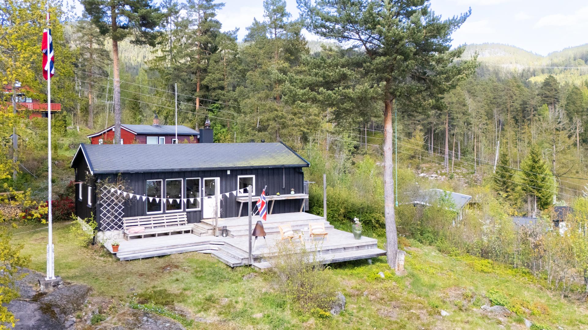 En stor terrasse og medfølgende båtplass (nr. 22) legger til rette for et aktivt hytteliv ved vannet.. Bilde nummer 3 av 3