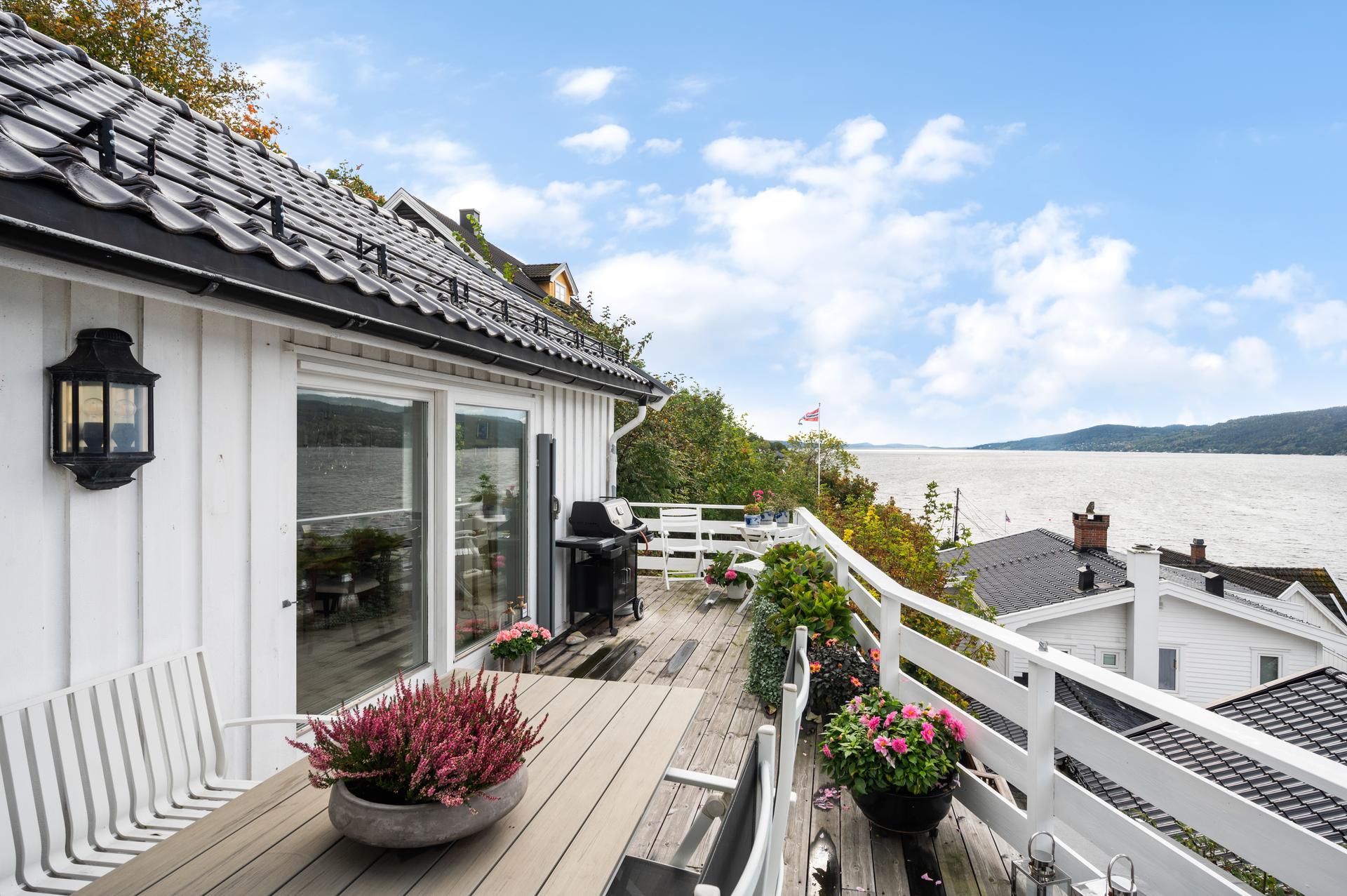 Terrasse med nærhet til sjøen - Utgang fra kjøkken og stue. Bilde nummer 1 av 3