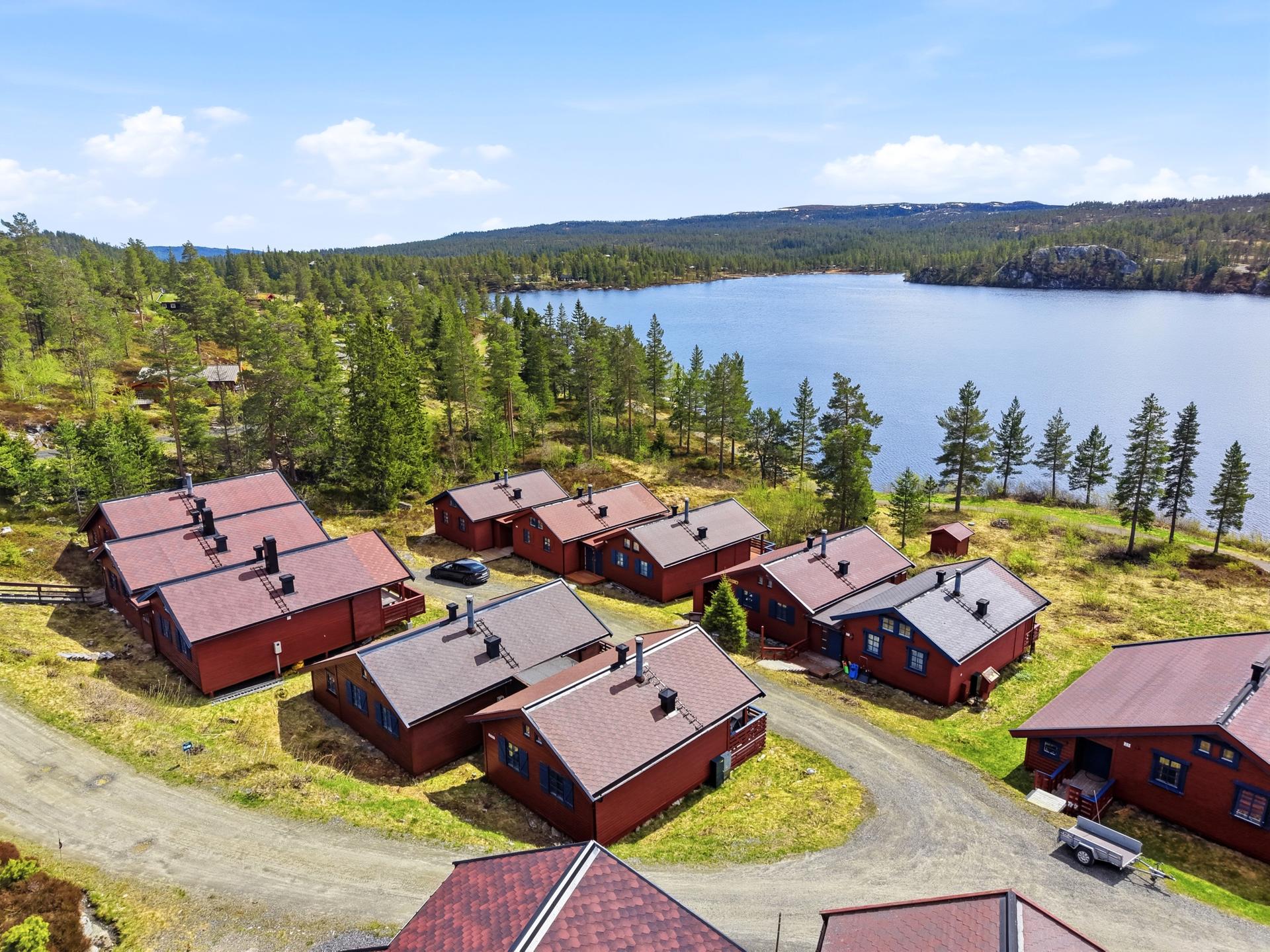 Hyttefeltet ligger naturskjønt til ved Sandvann.. Bilde nummer 3 av 3