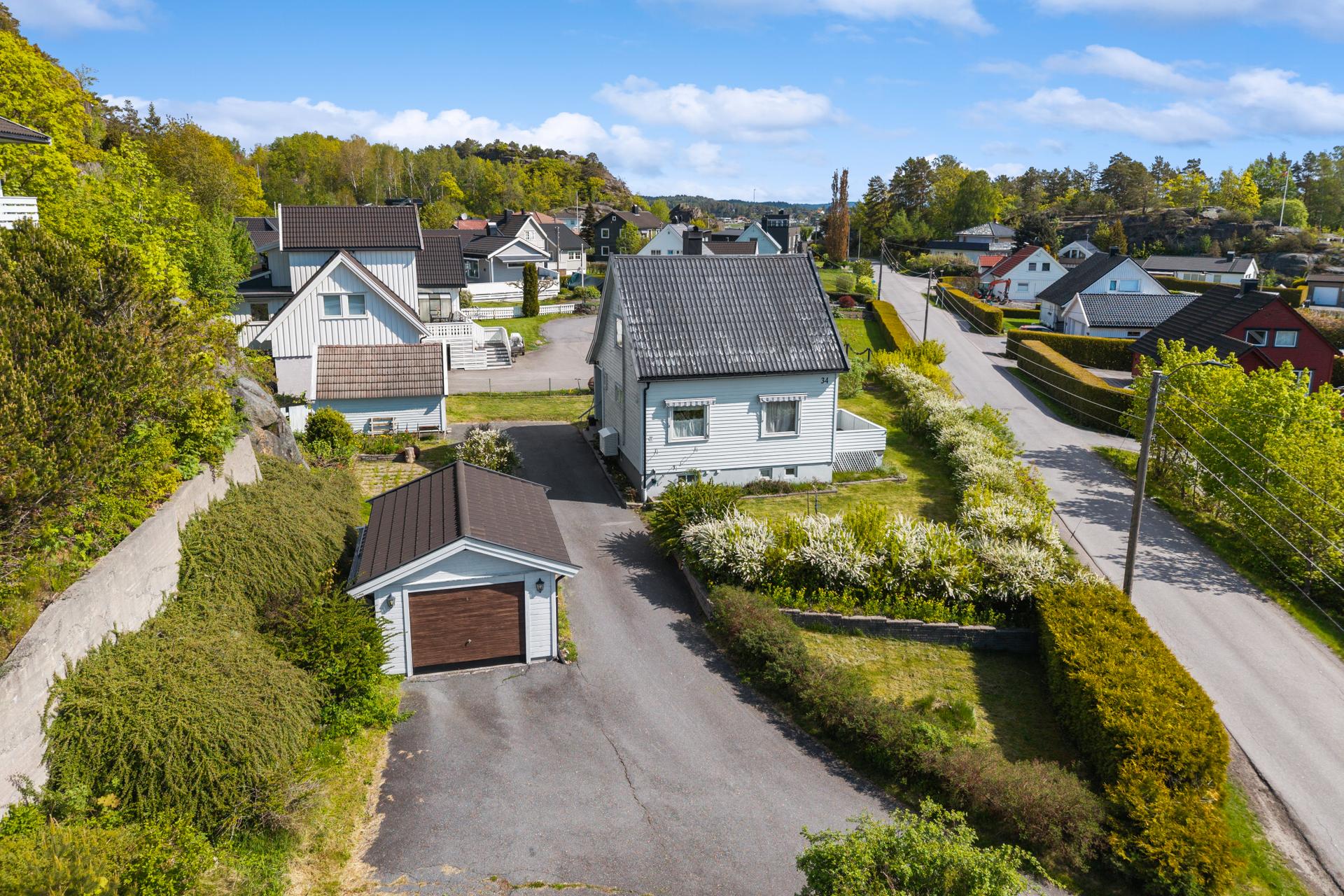Boligen har en attraktiv og familievennlig beliggenhet på populære Lahelle, med nærhet til flotte naturopplevelser, sjøliv og gode fasiliteter. . Bilde nummer 2 av 3