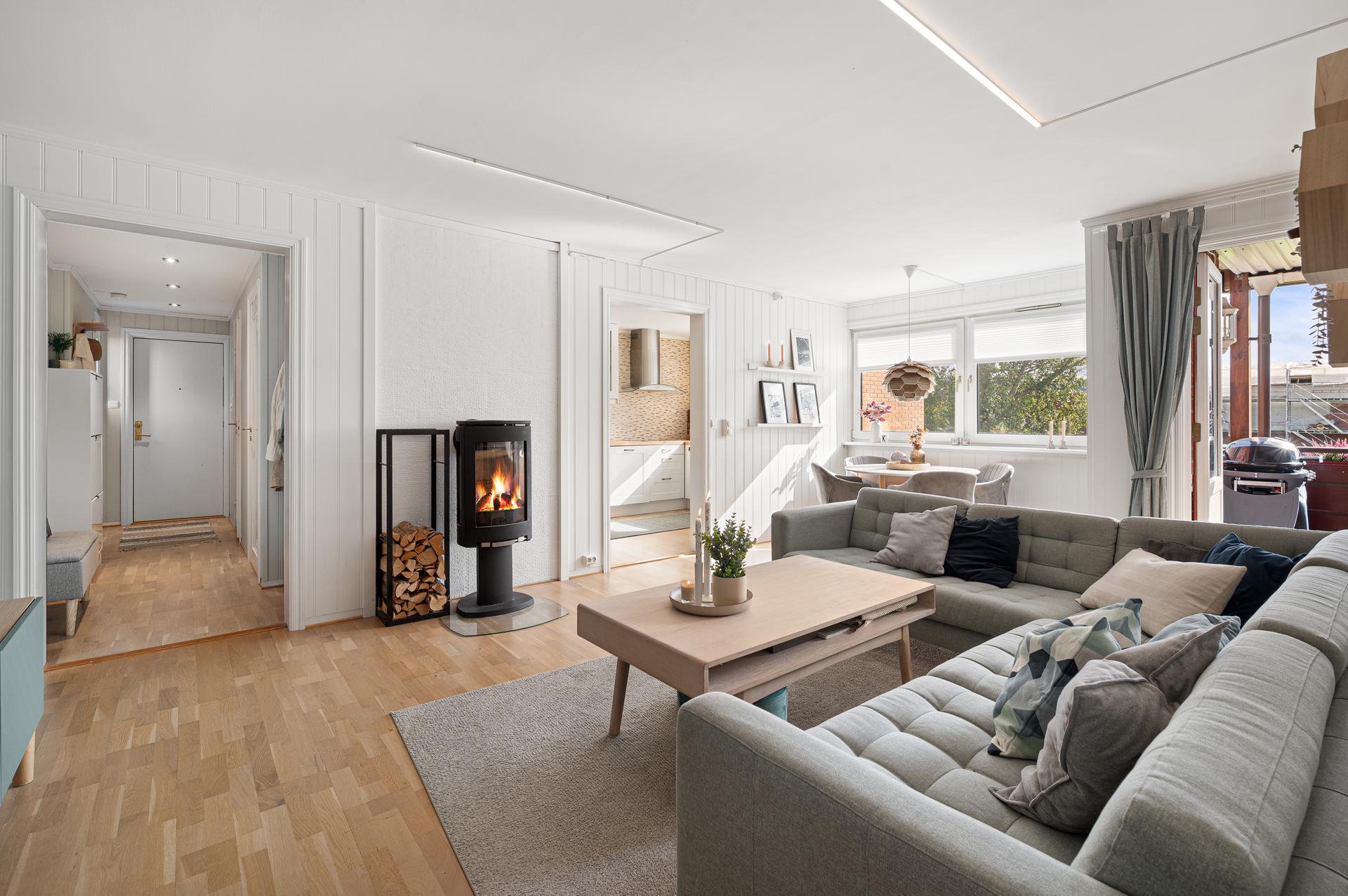 Lys og trivelig stue på 24,4 m². . Bilde nummer 1 av 3