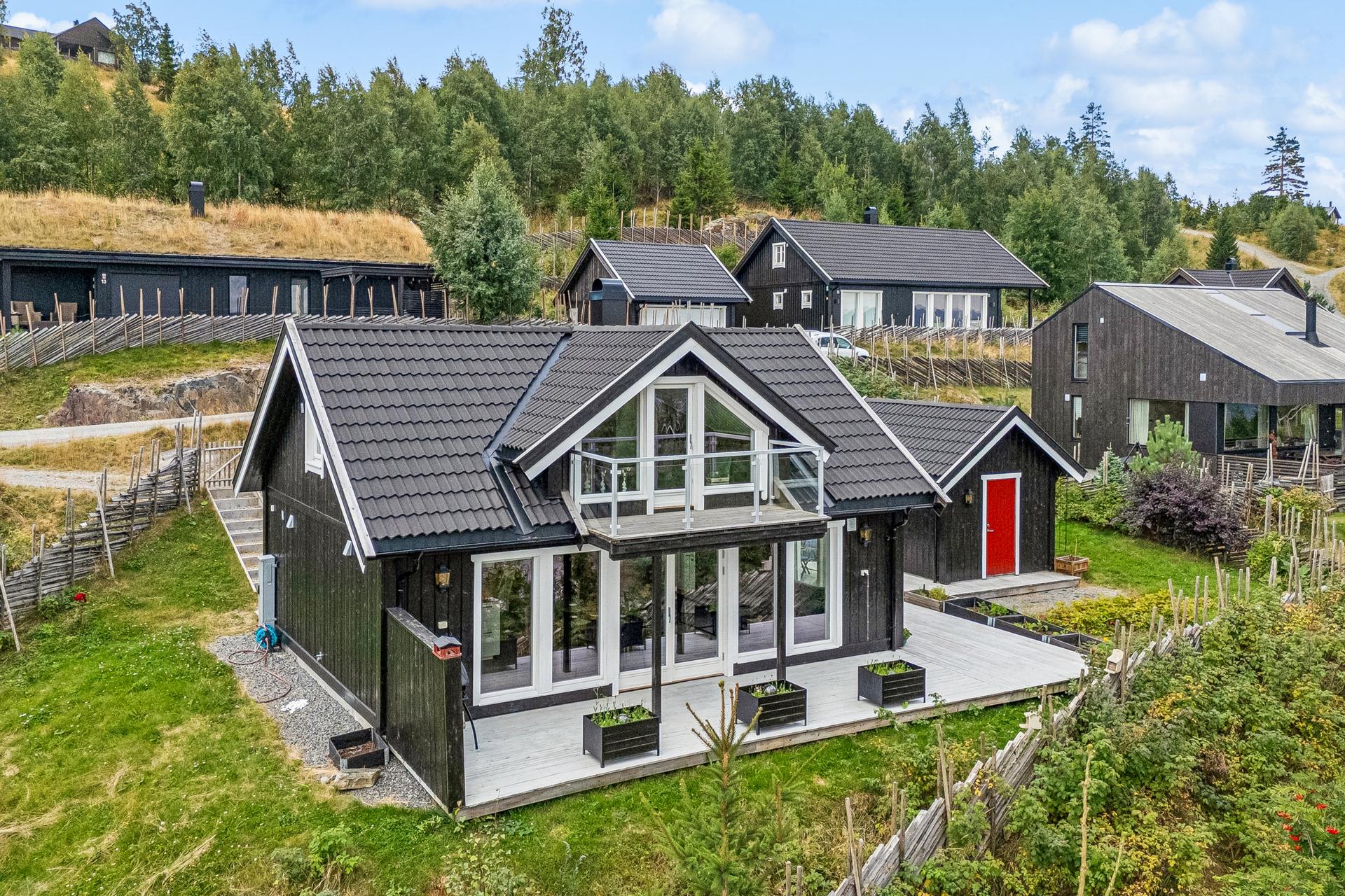 Hytta har en stor, dels overbygget terrasse og en frittstående bod fra 2020.. Bilde nummer 3 av 3