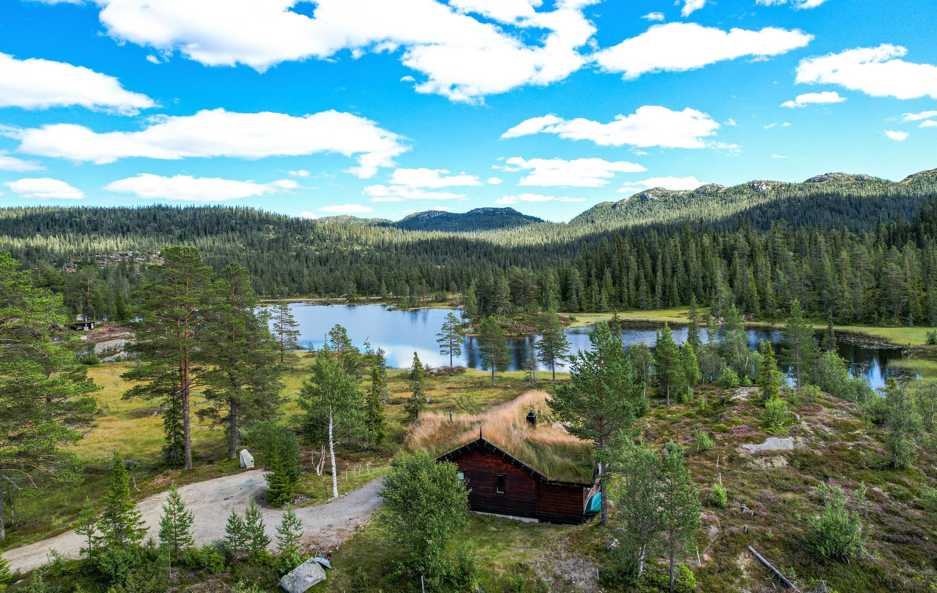 En koselig og frittliggende tømmerhytte med fredelig, solrik og usjenert beliggenhet ved Buinvatn på Øyfjell.. Bilde nummer 2 av 3