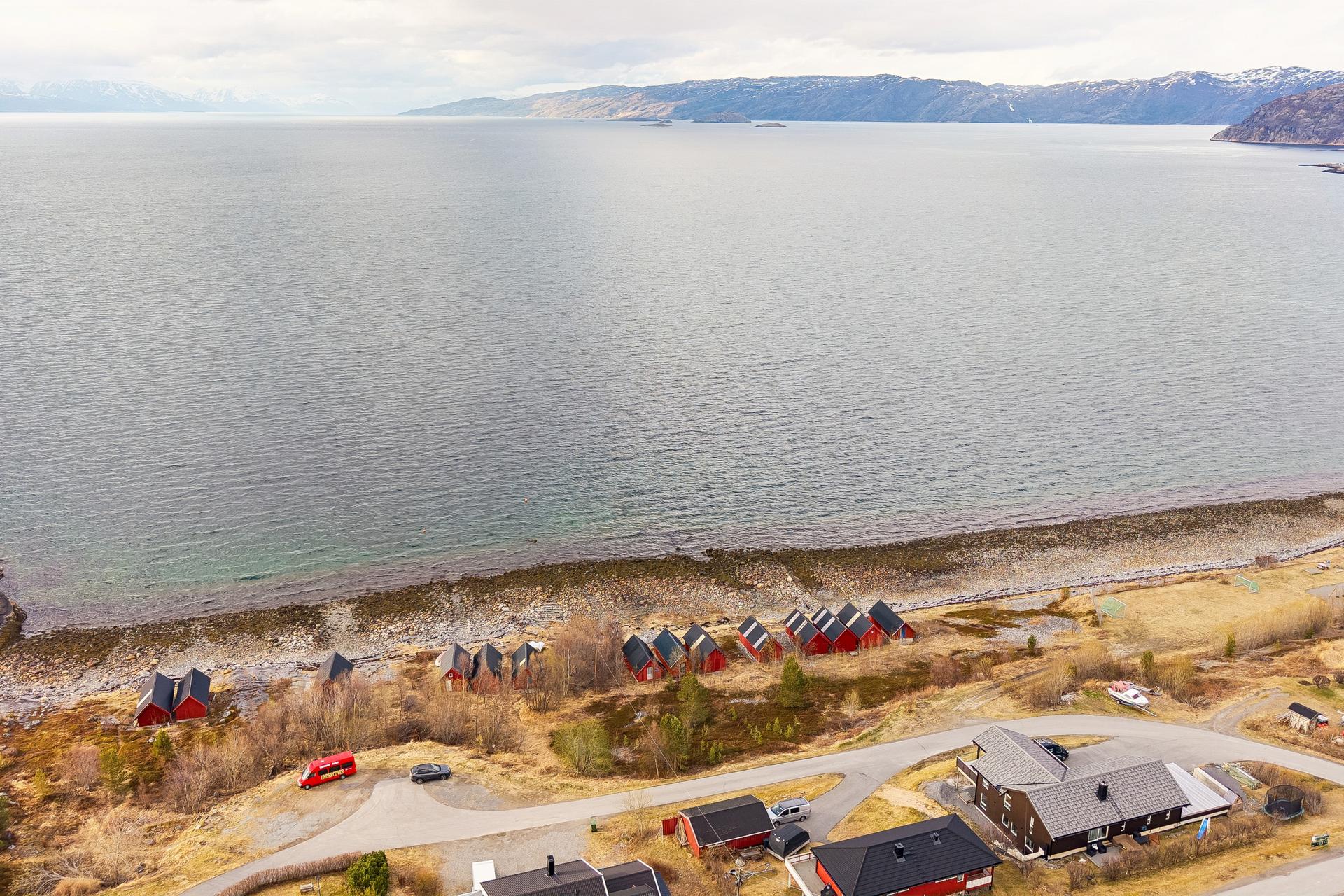 Naustet har en flott plassering helt nede ved fjorden.. Bilde nummer 2 av 3