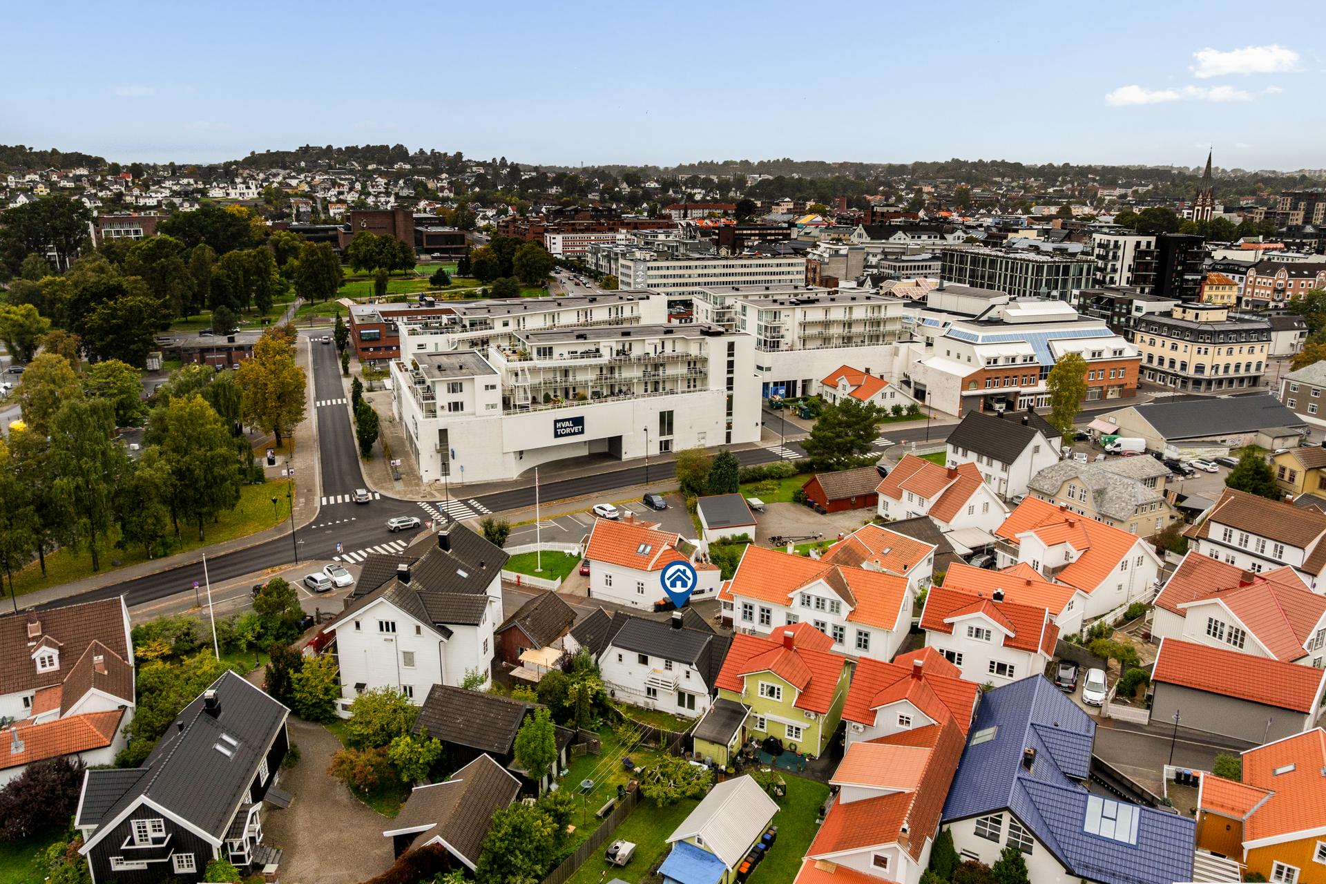 Enebolig over to plan med garasje, beliggende i et etablert trehusmiljø med kort vei til sentrum og fjorden.. Bilde nummer 2 av 3